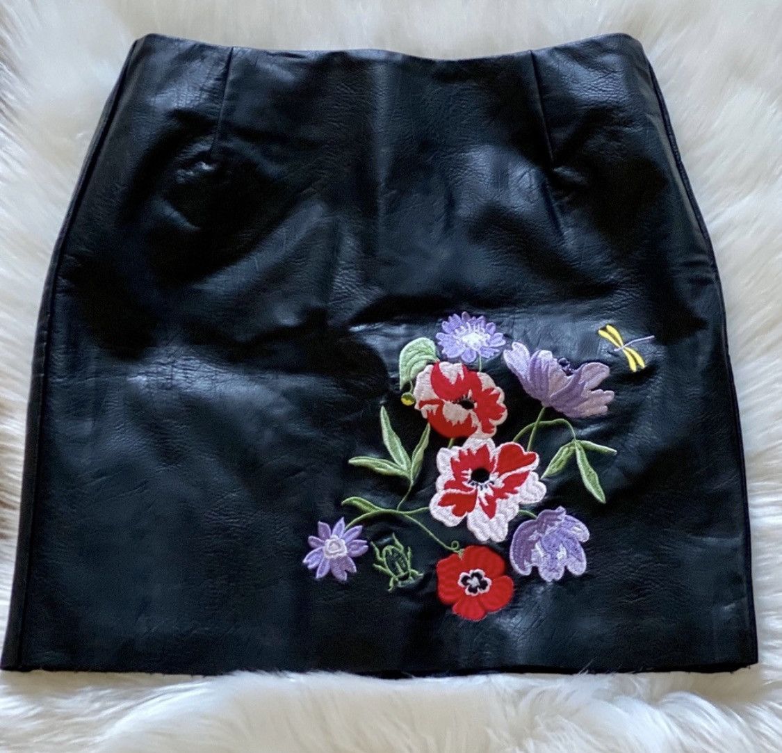 H&M BLACK H&M FLORAL EMBROIDERED LEATHER MINI SKIRT Size 27" / US 4 / IT 40 - 3 Thumbnail