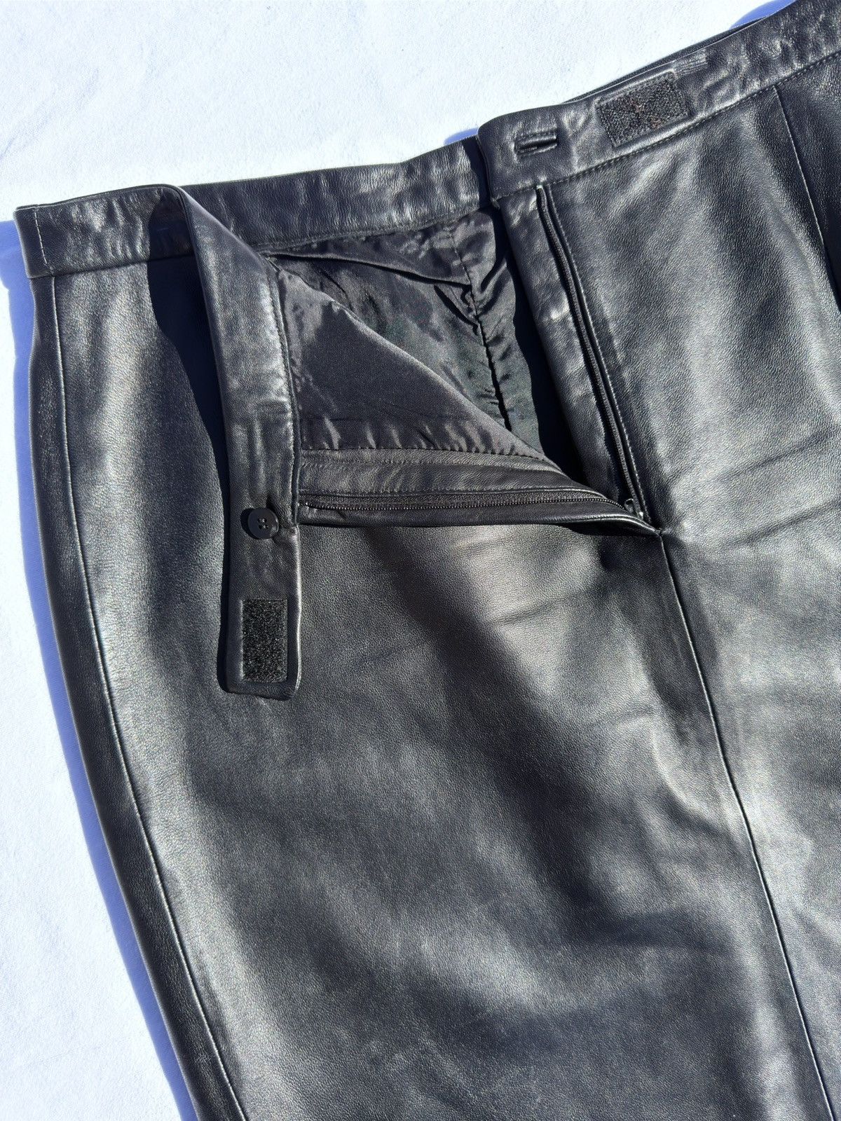 Bergdorf Goodman × Bloomingdale's × Vintage 90s Black leather mini skirt with zipper closure Size 32" / US 10 / IT 46 - 2 Thumbnail