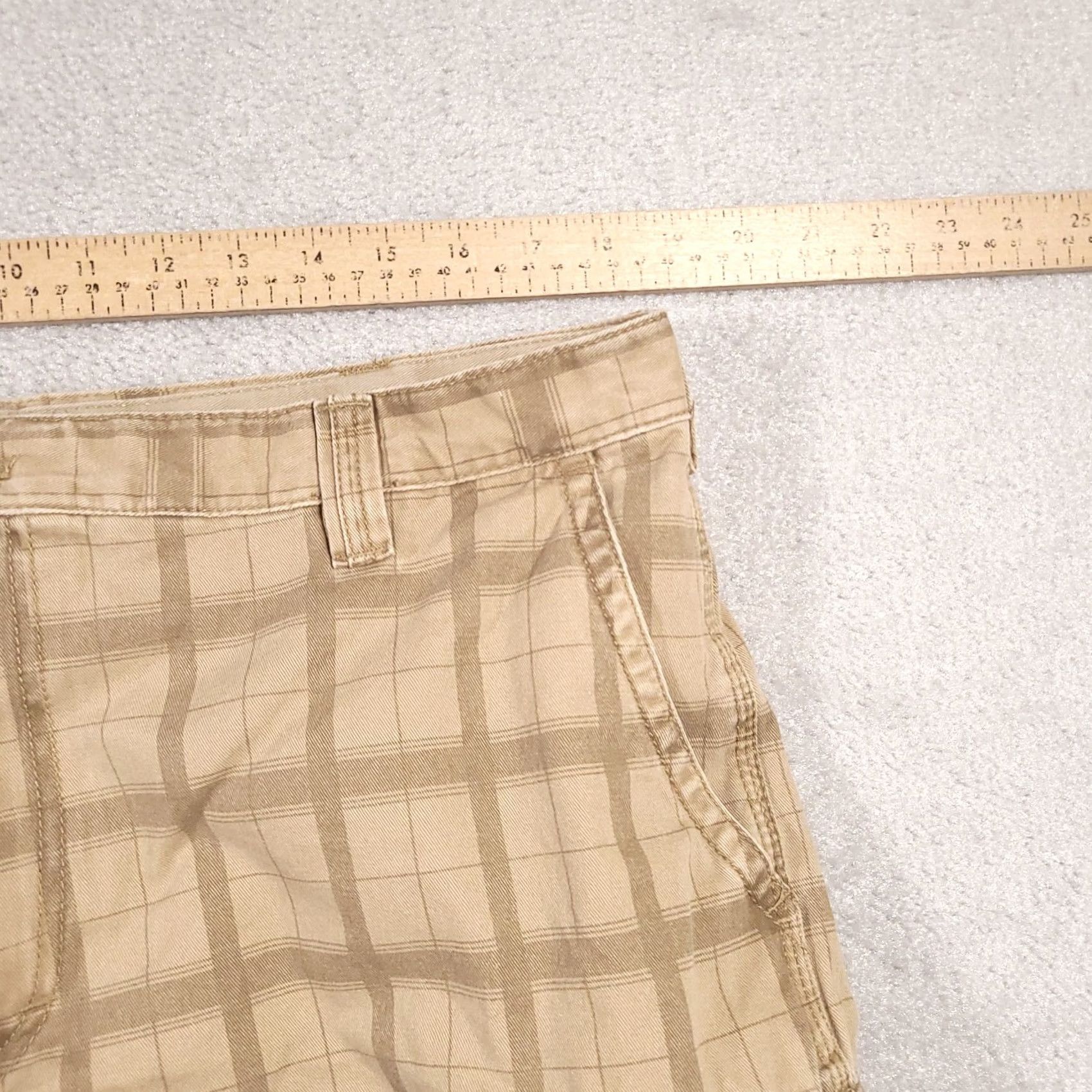 Izod VINTAGE Izod Cargo Shorts Mens 38 Tan Check Flat Front 90s Mens Regular 100% Cotton Beige Pocket Zipper Button Casual Travel Summer Spring Fall Size US 38 / EU 54 - 6 Thumbnail