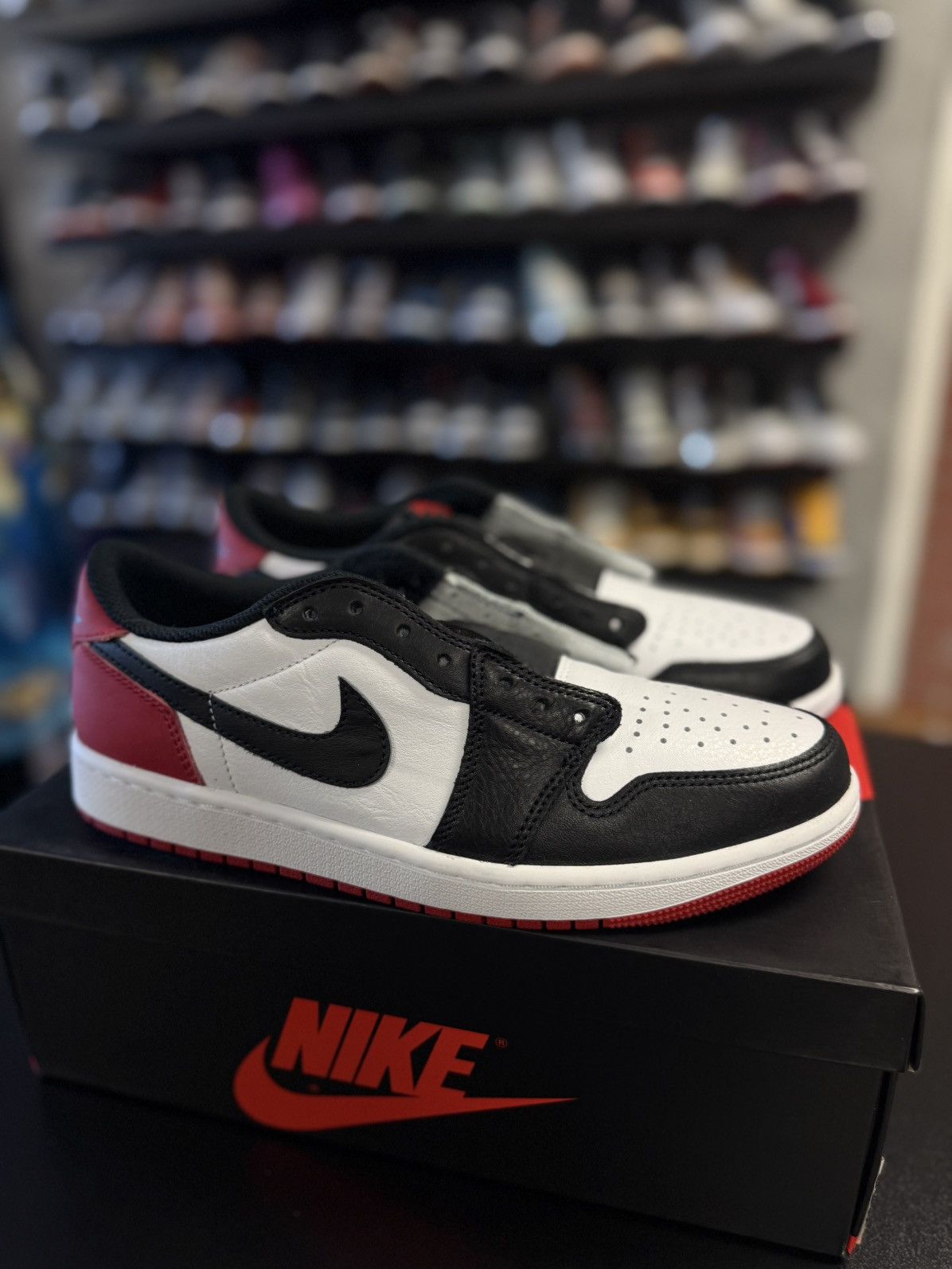 Jordan Brand × Nike Nike Jordan 1 Low Black Toe 2023 Size 9 Size US 9 / EU 42 - 3 Thumbnail