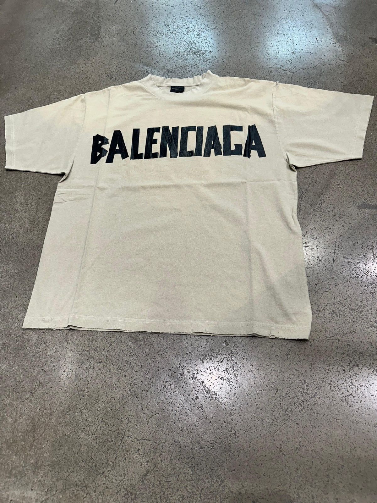 Balenciaga BALENCIAGA - New Tape Type T-shirt Medium Fit Beige Size US S / EU 44-46 / 1 - 1 Thumbnail