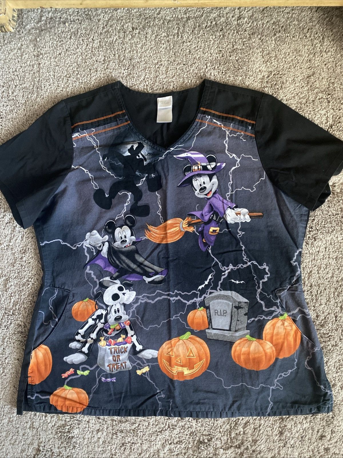 Disney Disney Mickey mouse & Friends Halloween Themed Scrub top Size XL / US 12-14 / IT 48-50 - 15 Thumbnail