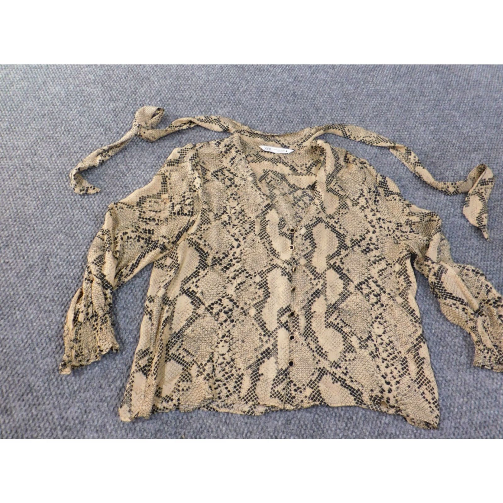 Zara Zara Womens Button-Up Top M Beige Animal Print V-Neck Long Sleeve Regular Knit Cotton Polyester Modern Basic Womens Size M / US 6-8 / IT 42-44 - 4 Thumbnail