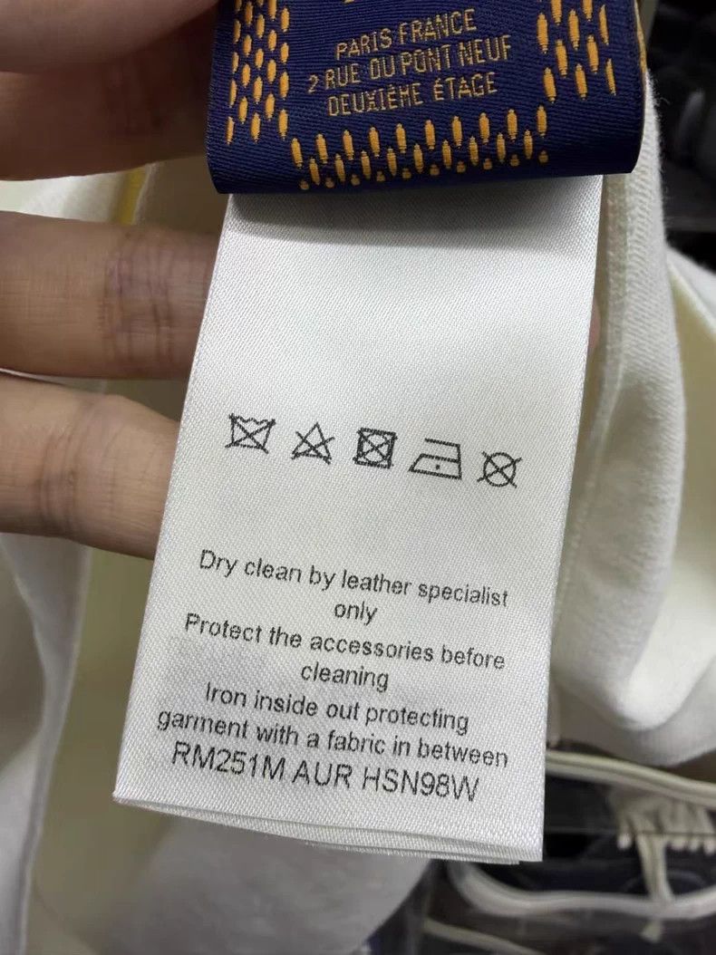 Louis Vuitton Louis Vuitton 25 white leather embossed short sleeves Size US L / EU 52-54 / 3 - 9 Thumbnail