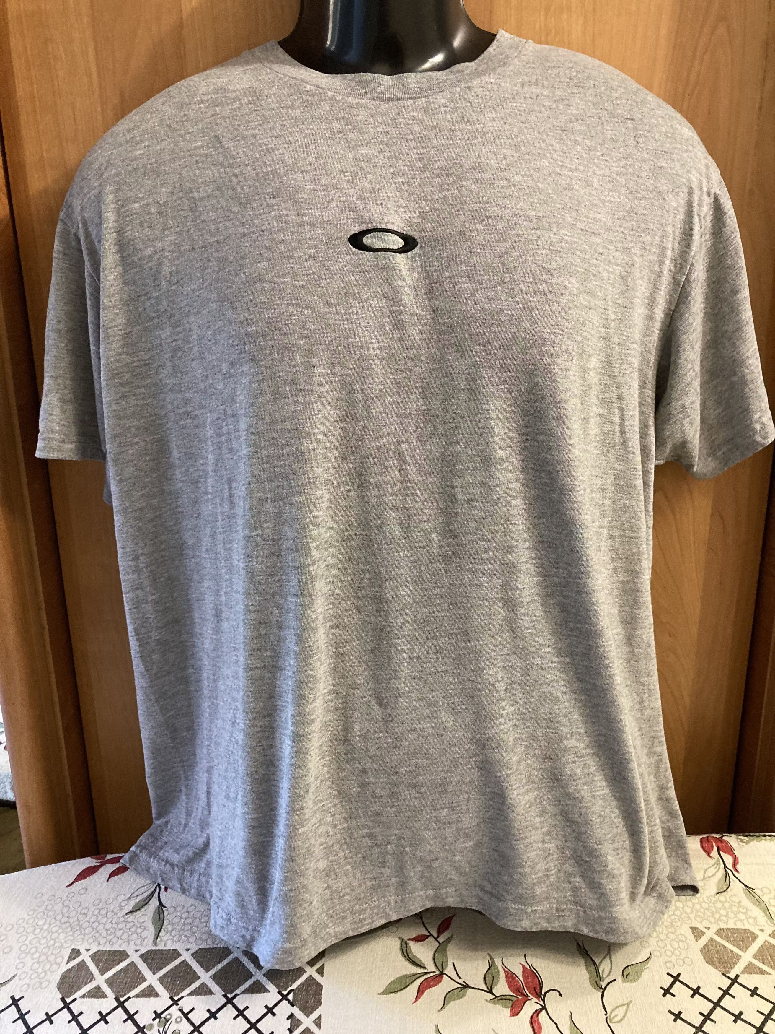 VINTAGE OAKLEY CENTRE LOGO T SHIRT SIZE L