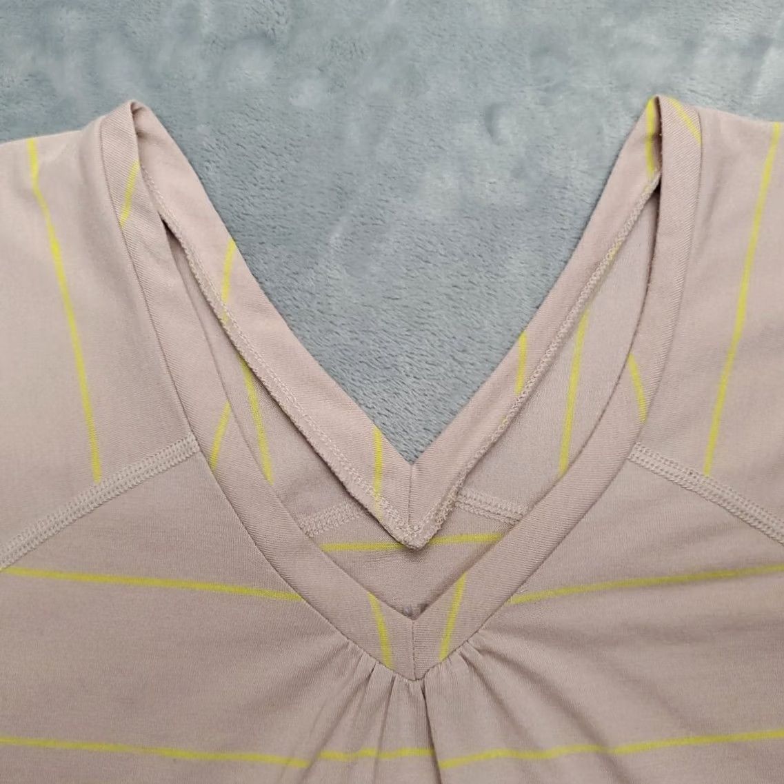 Mountain Hardwear Mountain Hardwear Shirt Women XS Beige Striped Short Sleeve V-neck Pullover TEE Size XS / US 0-2 / IT 36-38 - 4 Thumbnail