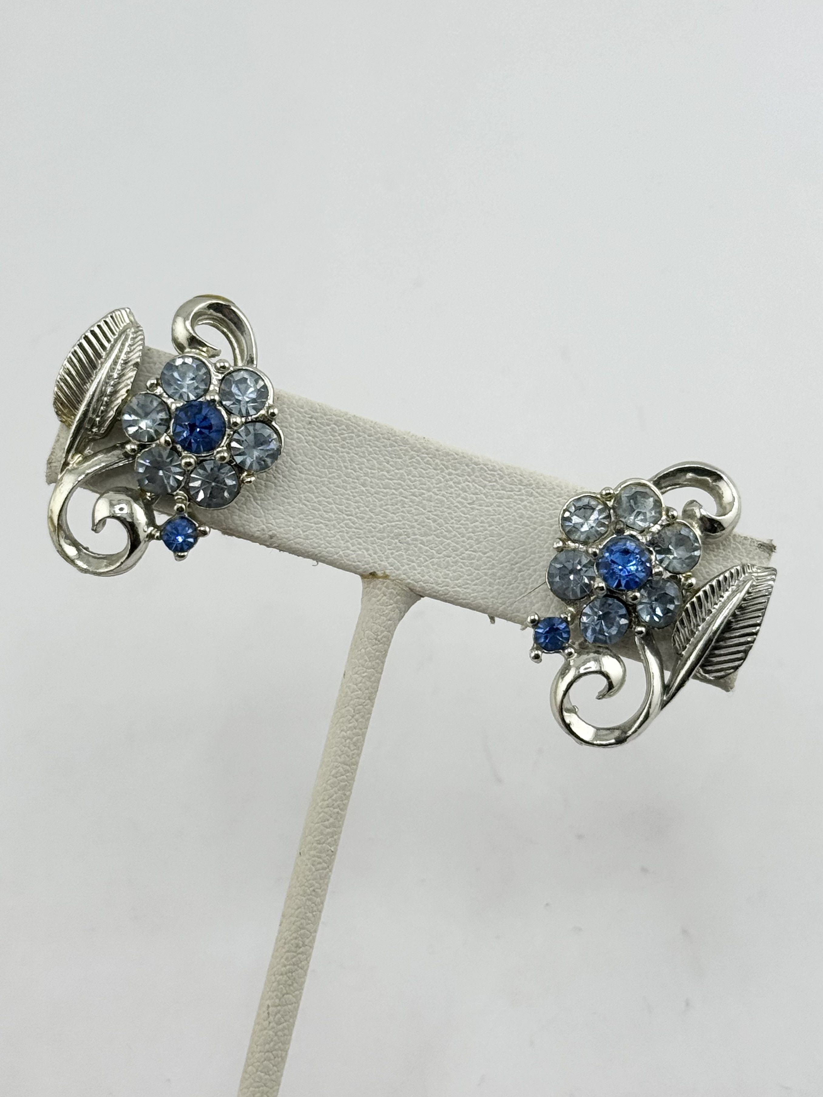 Vintage Vintage Coro blue rhinestone flower screw back earrings Size ONE SIZE - 2 Thumbnail
