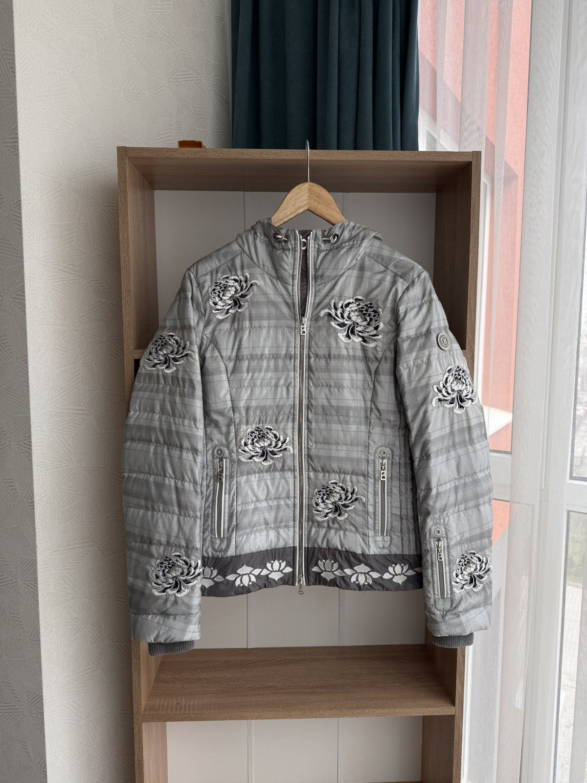 Bogner × Vintage Vintage Bogner Nepal Connection W’ Grey Flower Ski Jacket Size S / US 4 / IT 40 - 4 Thumbnail