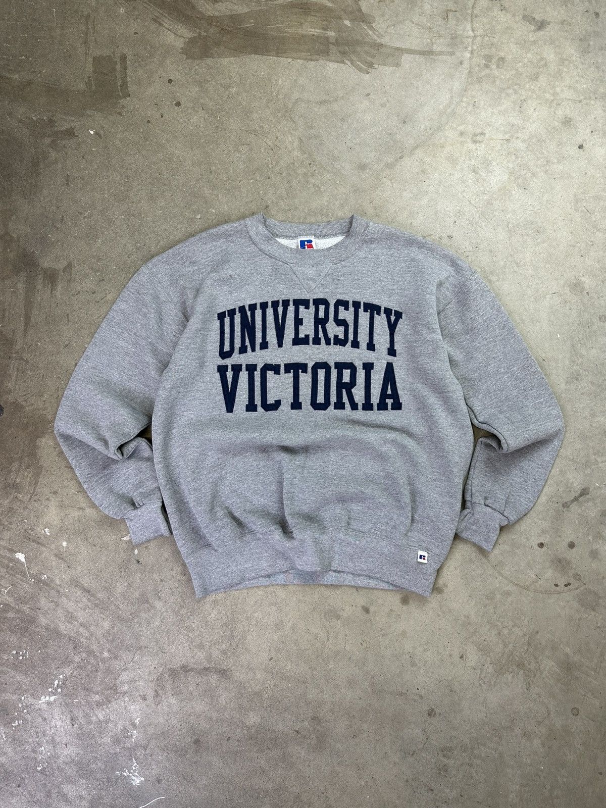 Vintage vintage 90s russell athletic university of victoria crewneck Size US M / EU 48-50 / 2 - 1 Thumbnail