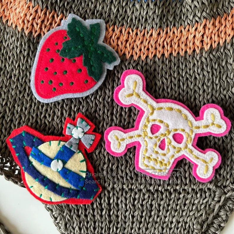 Vivienne Westwood Vivienne Westwood Saturn Skull Strawberry Badge Earmuff Kn Size ONE SIZE - 4 Thumbnail