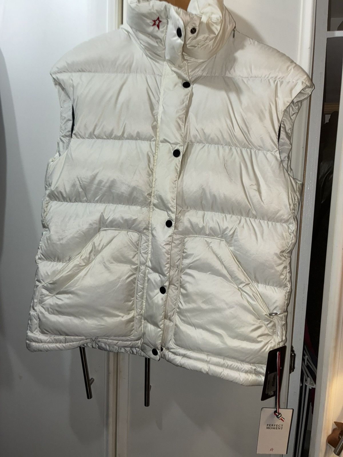 Perfect Moment Perfect moment new with tags white 700 down vest w- small Size US S / EU 44-46 / 1 - 1 Thumbnail