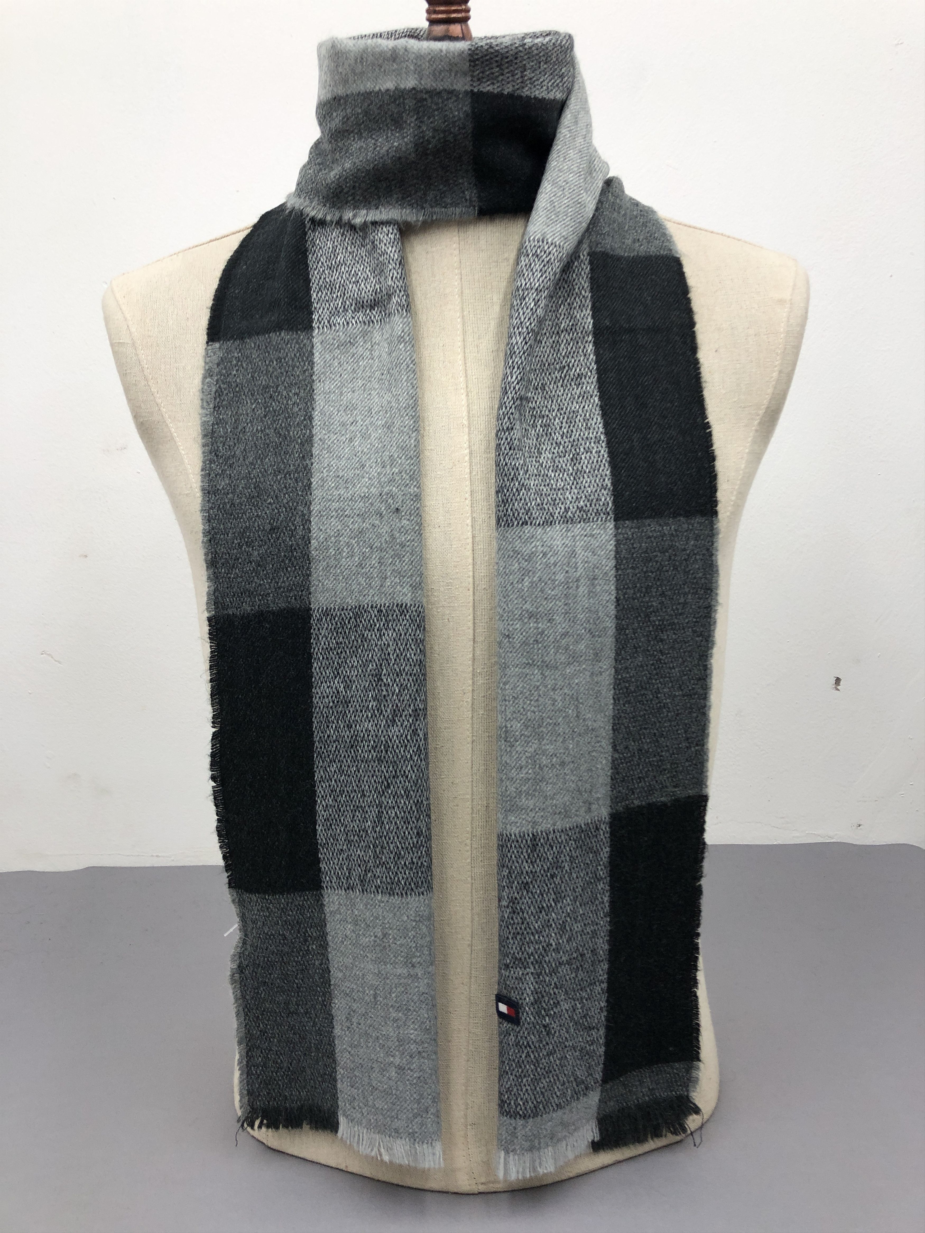 Tommy Hilfiger Tommy Hilfiger Scarf / Muffler / Neckwear Size ONE SIZE - 1 Thumbnail