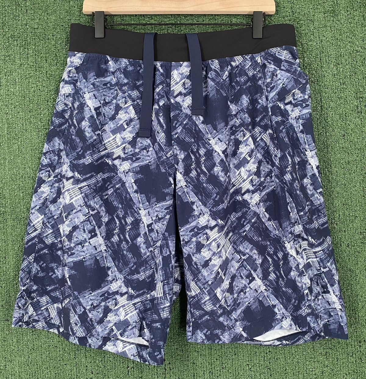 Lululemon Lululemon Core City Downtown Cityscape Unlined 11" Shorts Size US 37 - 1 Thumbnail