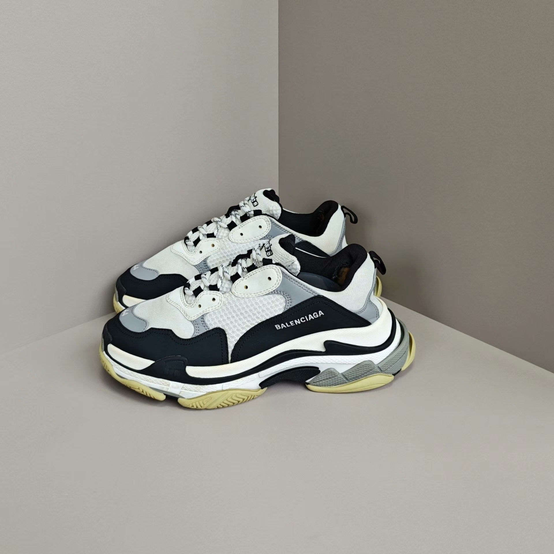 Balenciaga Balenciaga Lowtop Sneakers 11 Men Size US 11 / EU 44 - 1 Thumbnail