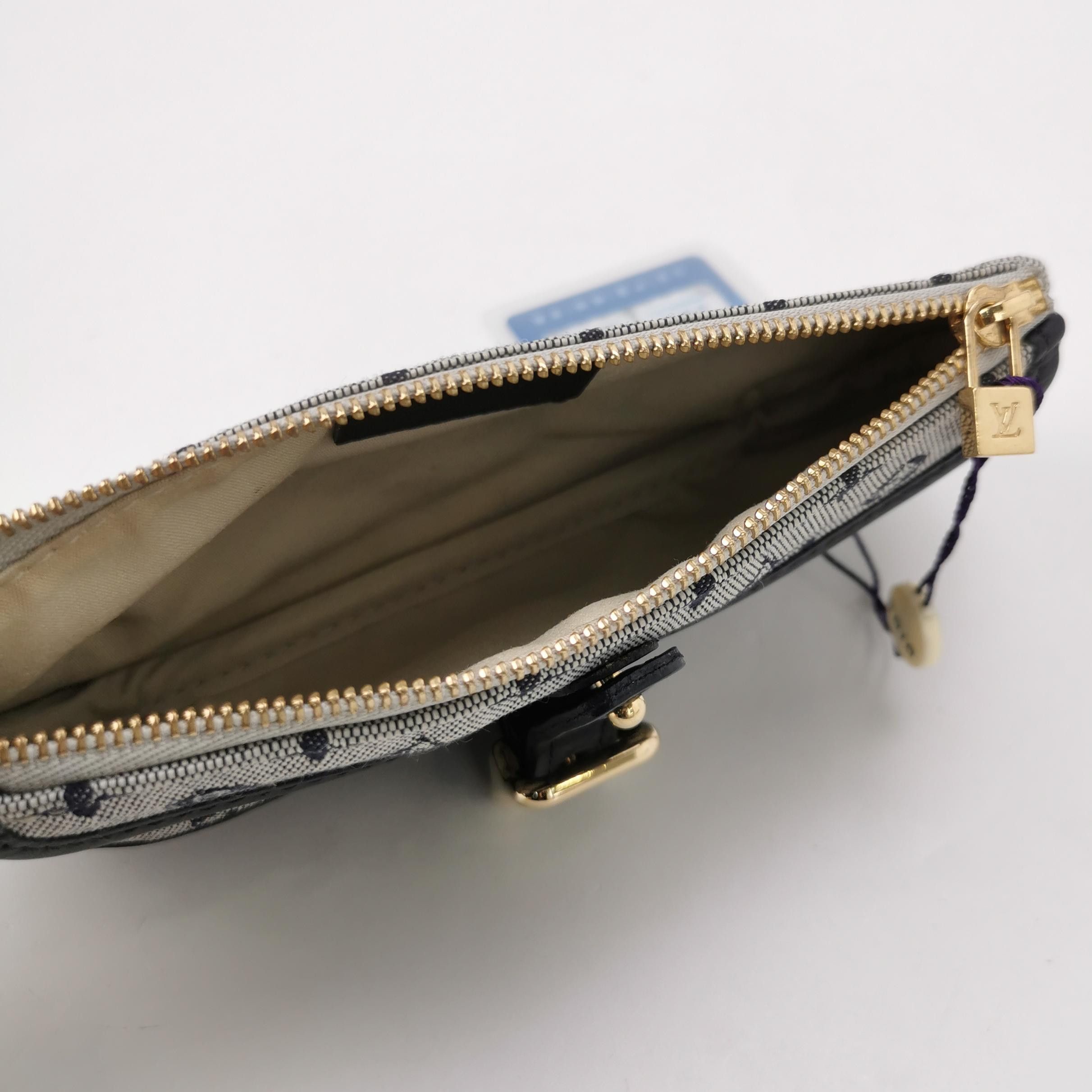 Louis Vuitton Louis Vuitton (LV) canvas belt buckle decorated with monogr Size ONE SIZE - 4 Thumbnail