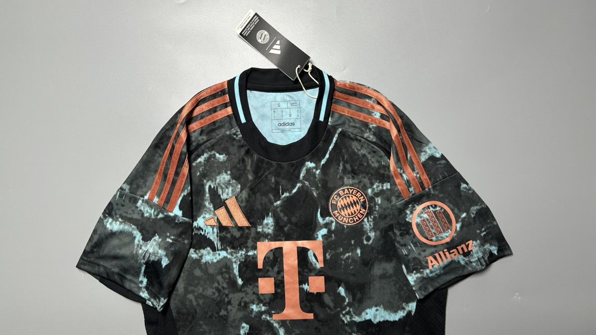 Vintage BAYERN ADIDAS 2024/2025 FOOTBALL AWAY JERSEY #17 OLISE Size US S / EU 44-46 / 1 - 3 Thumbnail