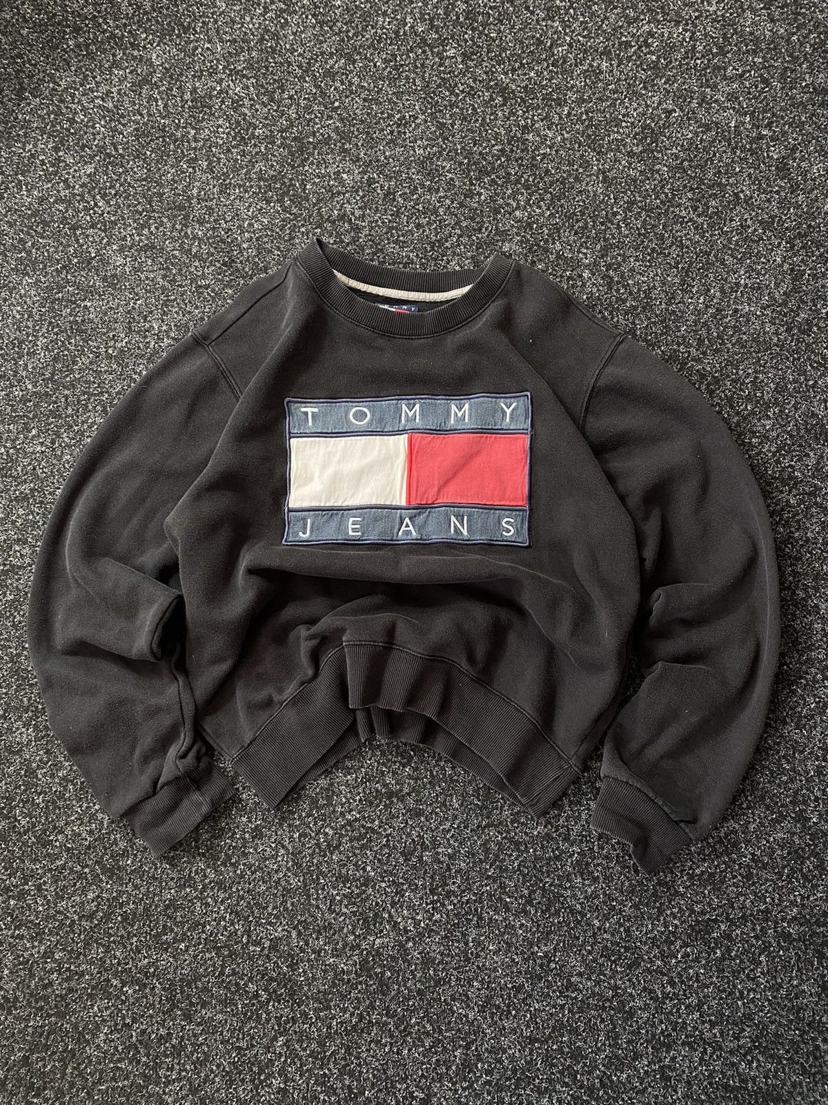 WASHED BLACK TOMMY HILFIGER BOXY LOGO SWEATSHIRT MENS Y2k