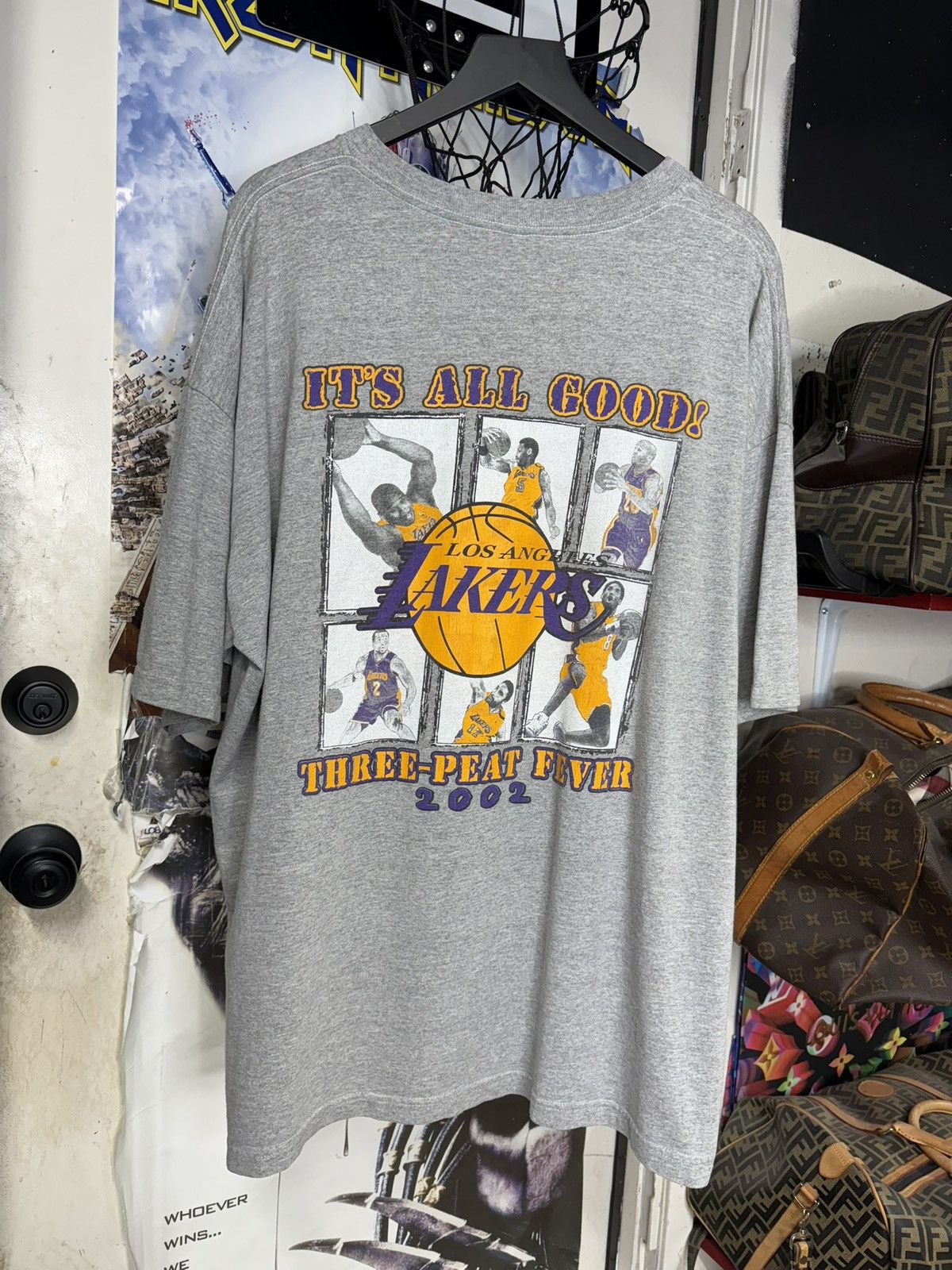 Vintage Vintage 02’ Lakers 3Peat Championship T-Shirt Vtg Size 2XL Size US XXL / EU 58 / 5 - 1 Thumbnail