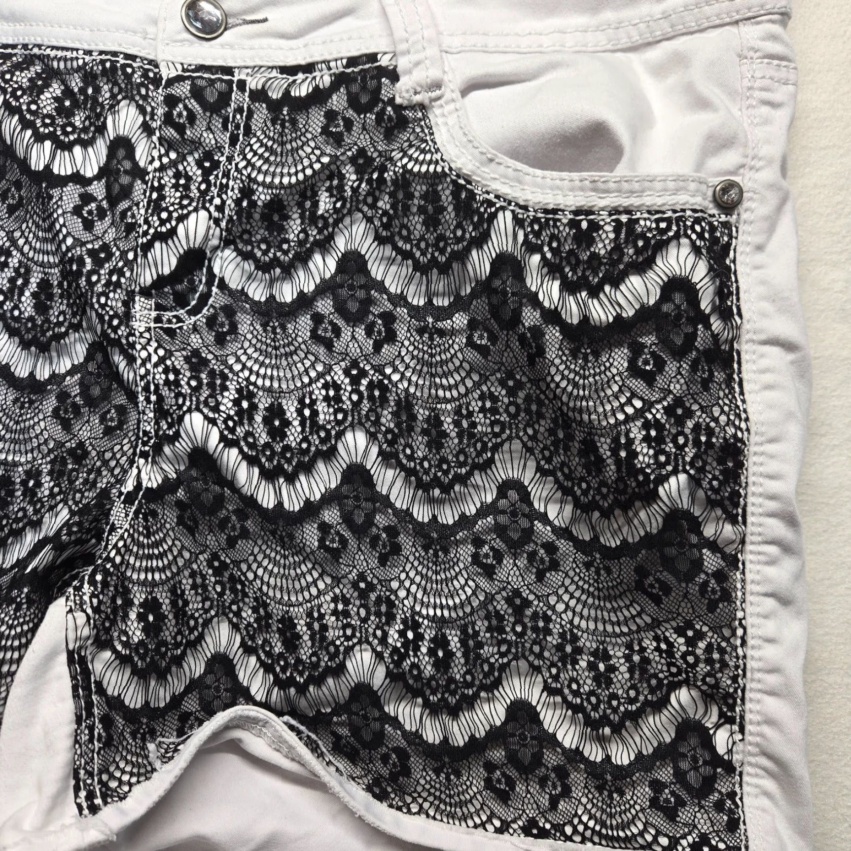 Vintage Truth be told Shorts White Denim Black Lace Adult Women's 22 Low Rise Fit Size 40" / US 18 - 2 Thumbnail