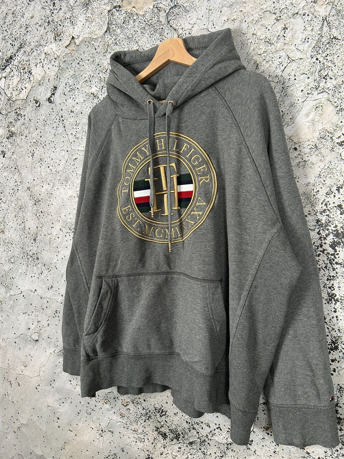 Tommy Hilfiger Vintage Tommy Hilfiger Embroidered Big Logo Hoodie Boxy Size US XXL / EU 58 / 5 - 2 Thumbnail