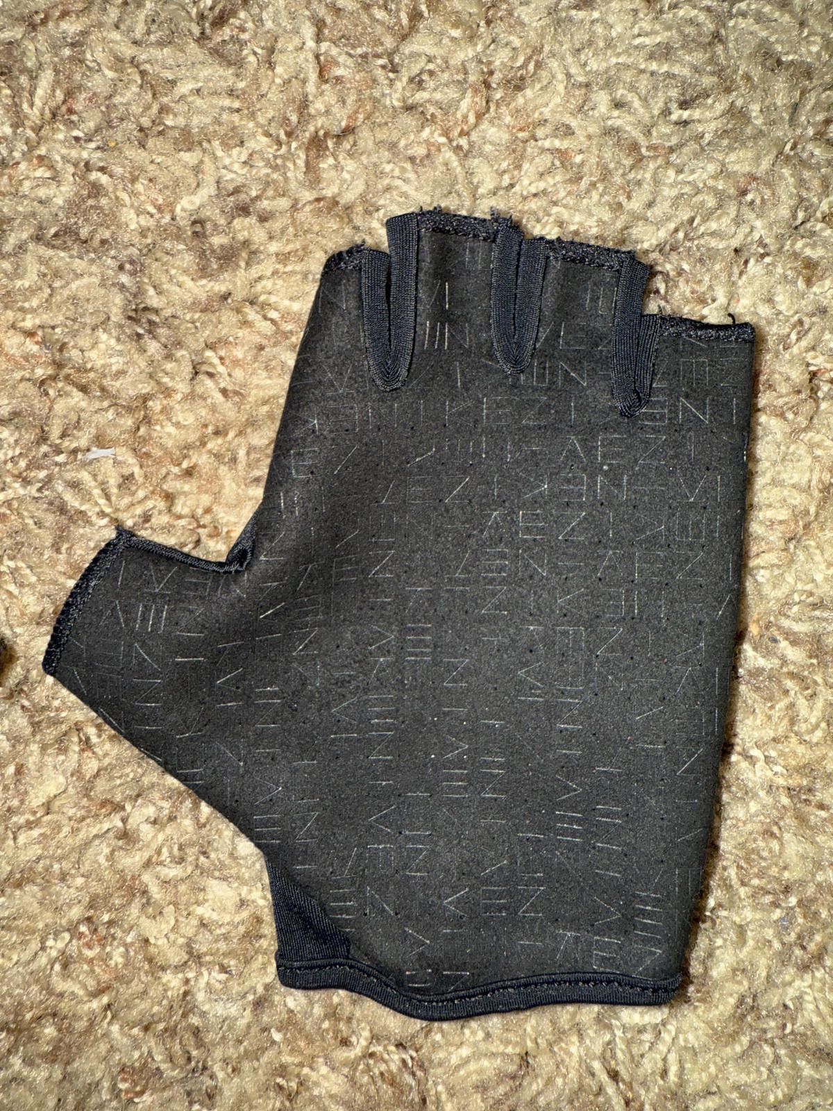 Nike Nike Women’s Studio Fitness Black Training Gloves Sample Size ONE SIZE - 2 Thumbnail