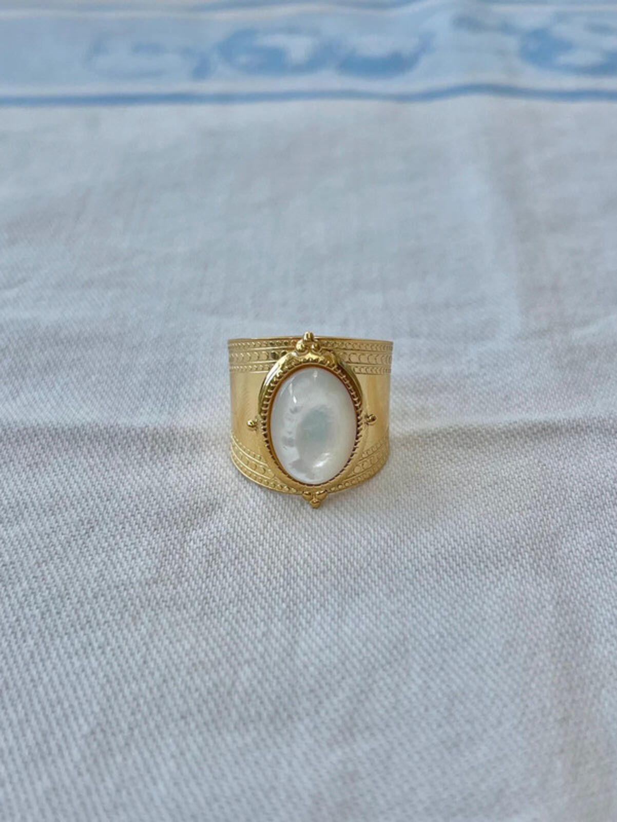 Other Gold plated white oval antique vintage style pearl ring Size ONE SIZE - 1 Thumbnail