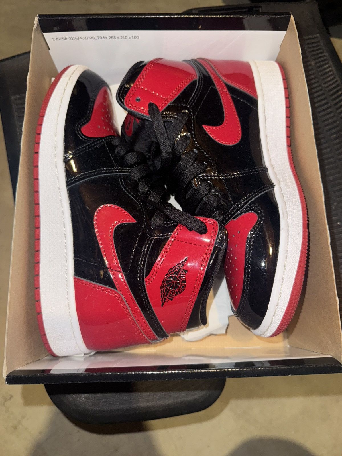 Jordan Brand Air Jordan 1 Retro High OG GS Patent Bred Size US 6.5 / IT 36.5 - 5 Thumbnail