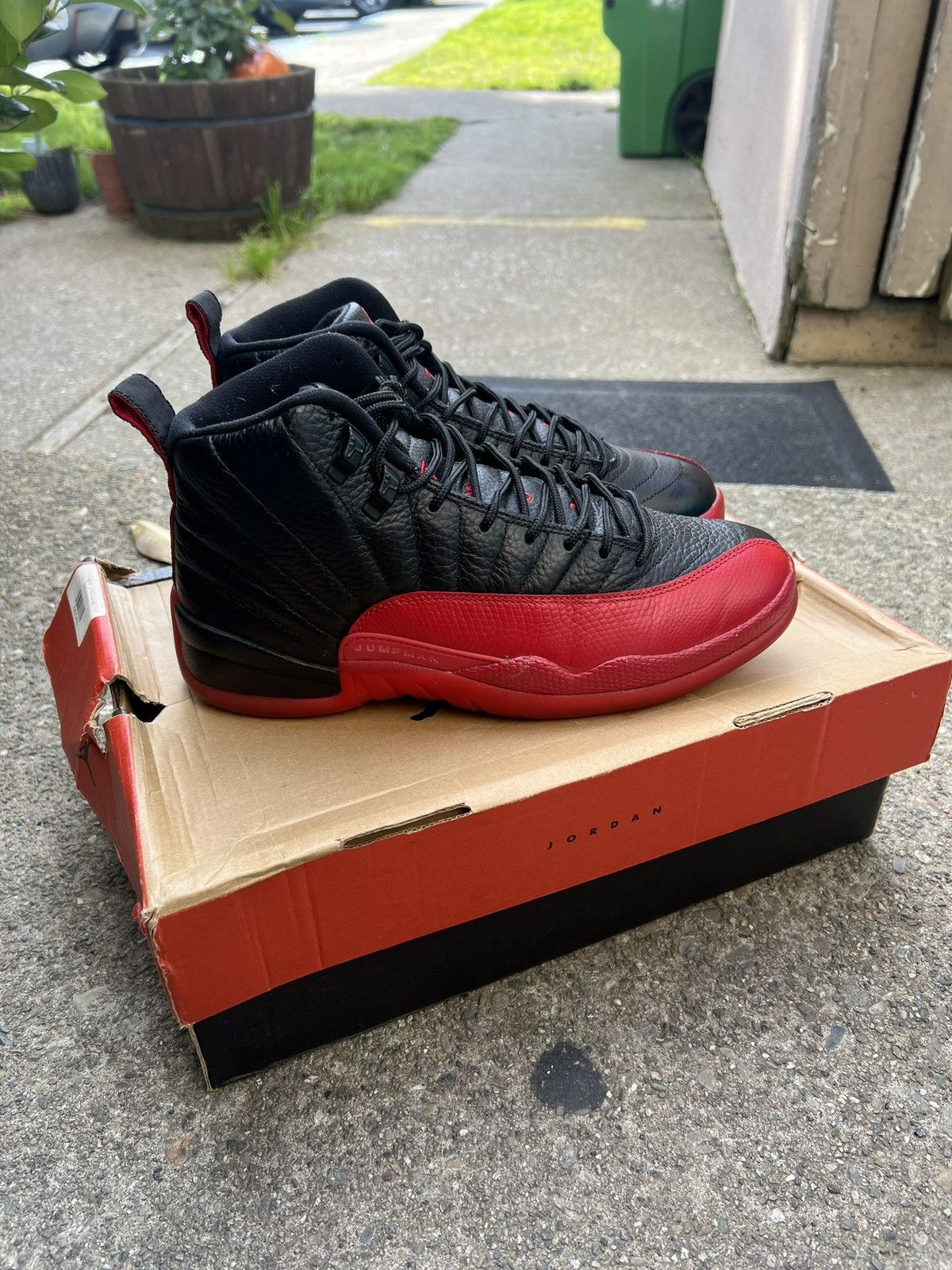 Jordan Brand × Nike Flu Game 12’s Size US 8.5 / EU 41-42 - 2 Thumbnail