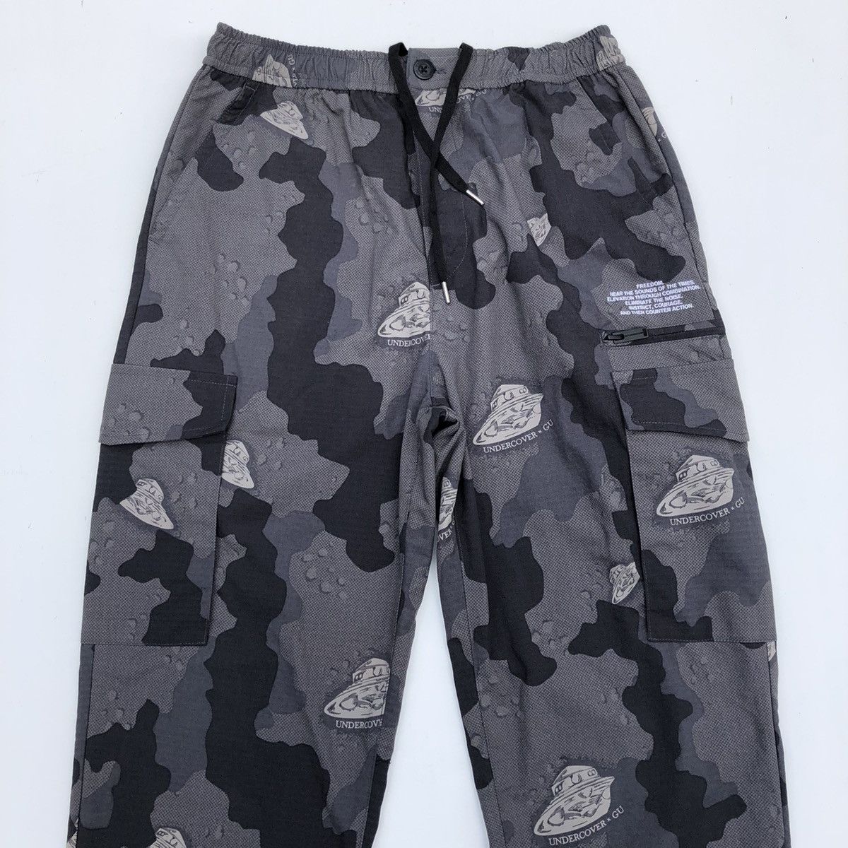 GU × Japanese Brand × Undercover Gu X Undercover Camo Cargo Pants Size US 34 / EU 50 - 3 Thumbnail