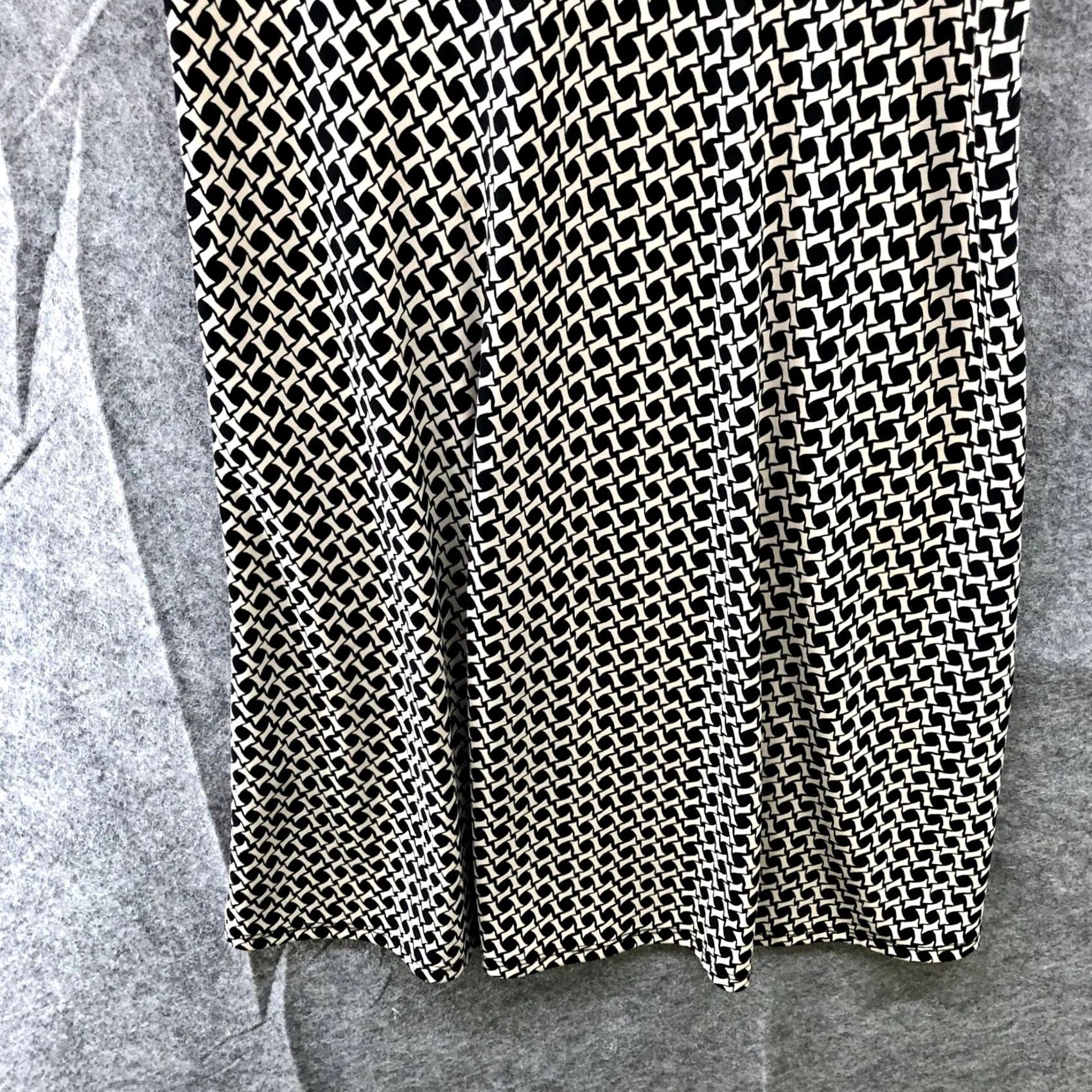 Ann Taylor VINTAGE? No. Ann Taylor Sleeveless Dress Womens 2P V-Neck Black Beige Geometric Print Midi Size XS / US 0-2 / IT 36-38 - 4 Thumbnail