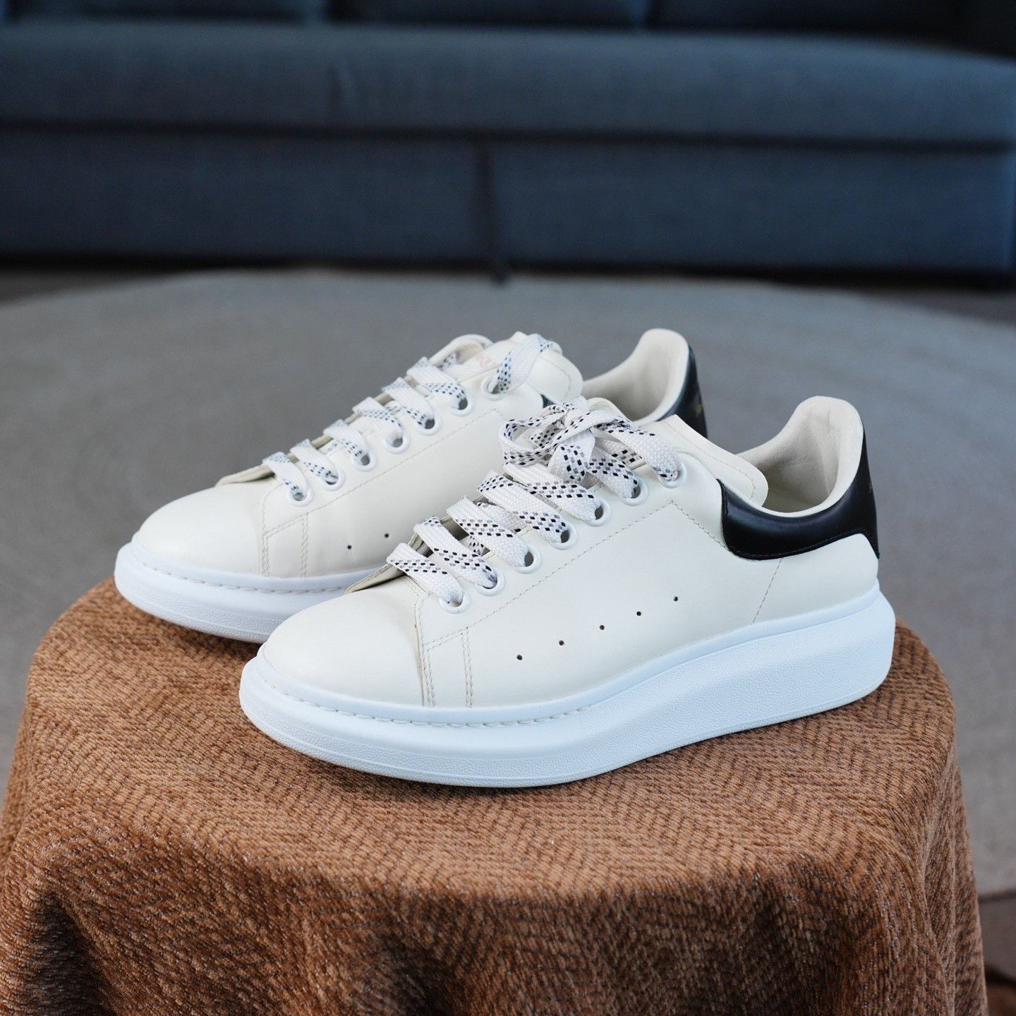 Alexander McQueen Alexander McQueen White Lowtop Sneakers 8.5 Men Size US 8.5 / EU 41-42 - 1 Thumbnail