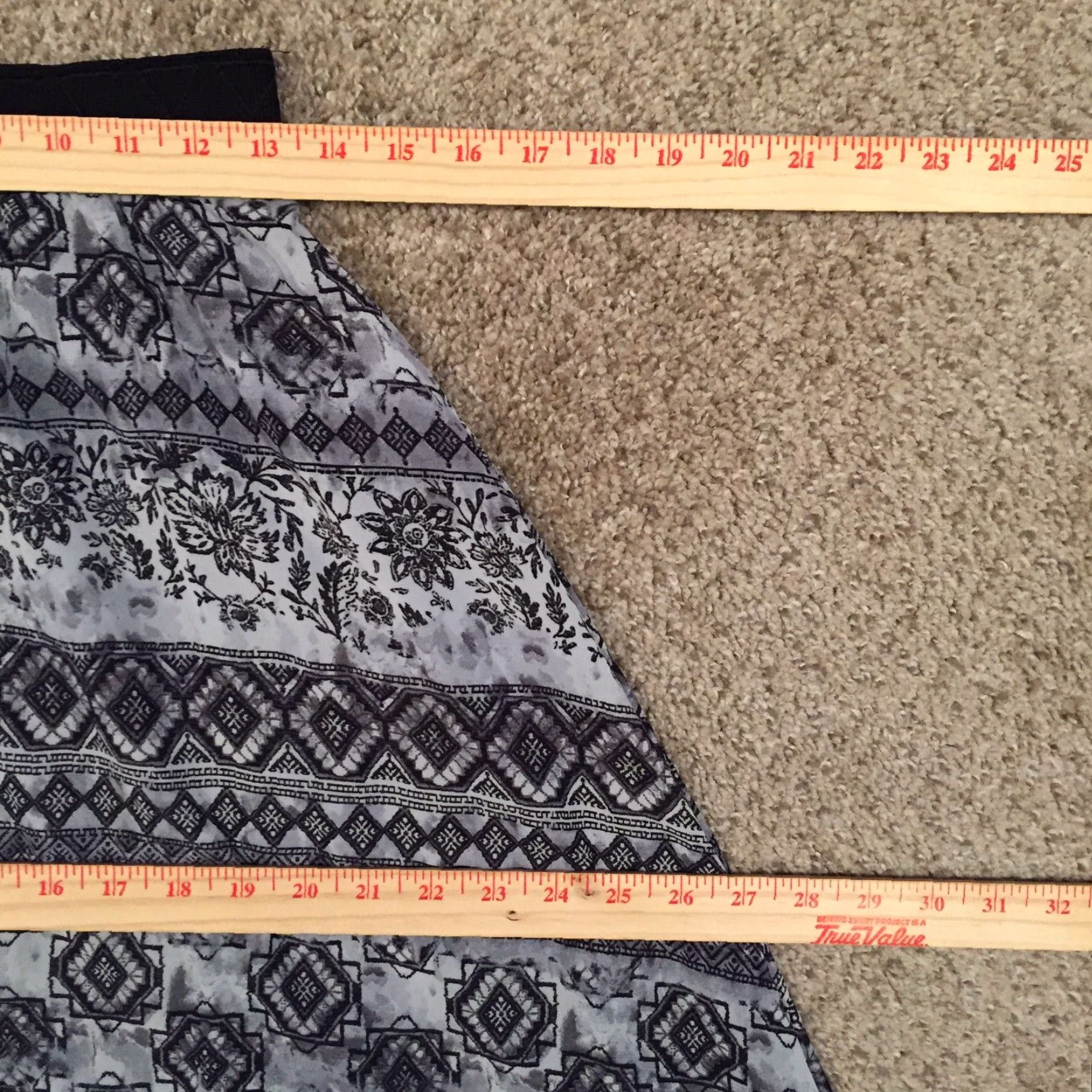 Vintage LuLaRoe Skirt Women Maxi Long Grey Gray Geometric Elastic Waist Lined Pull On Polyester Size S Small Vintage No N/A Size 28" / US 6 / IT 42 - 3 Thumbnail