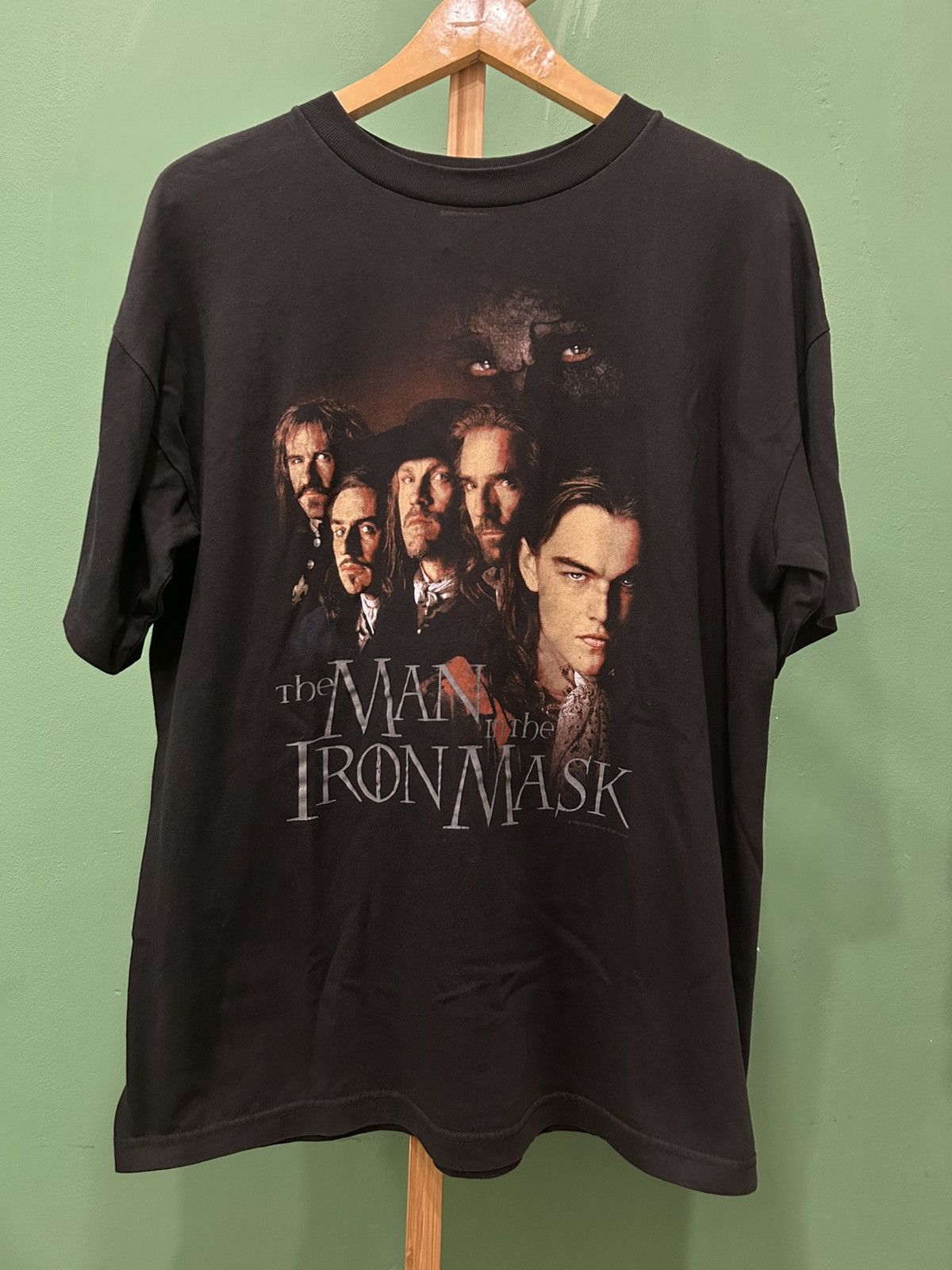 Vintage The Man In The Iron Mask Leonardo DiCaprio 1998 Movie Tee Size US L / EU 52-54 / 3 - 1 Thumbnail