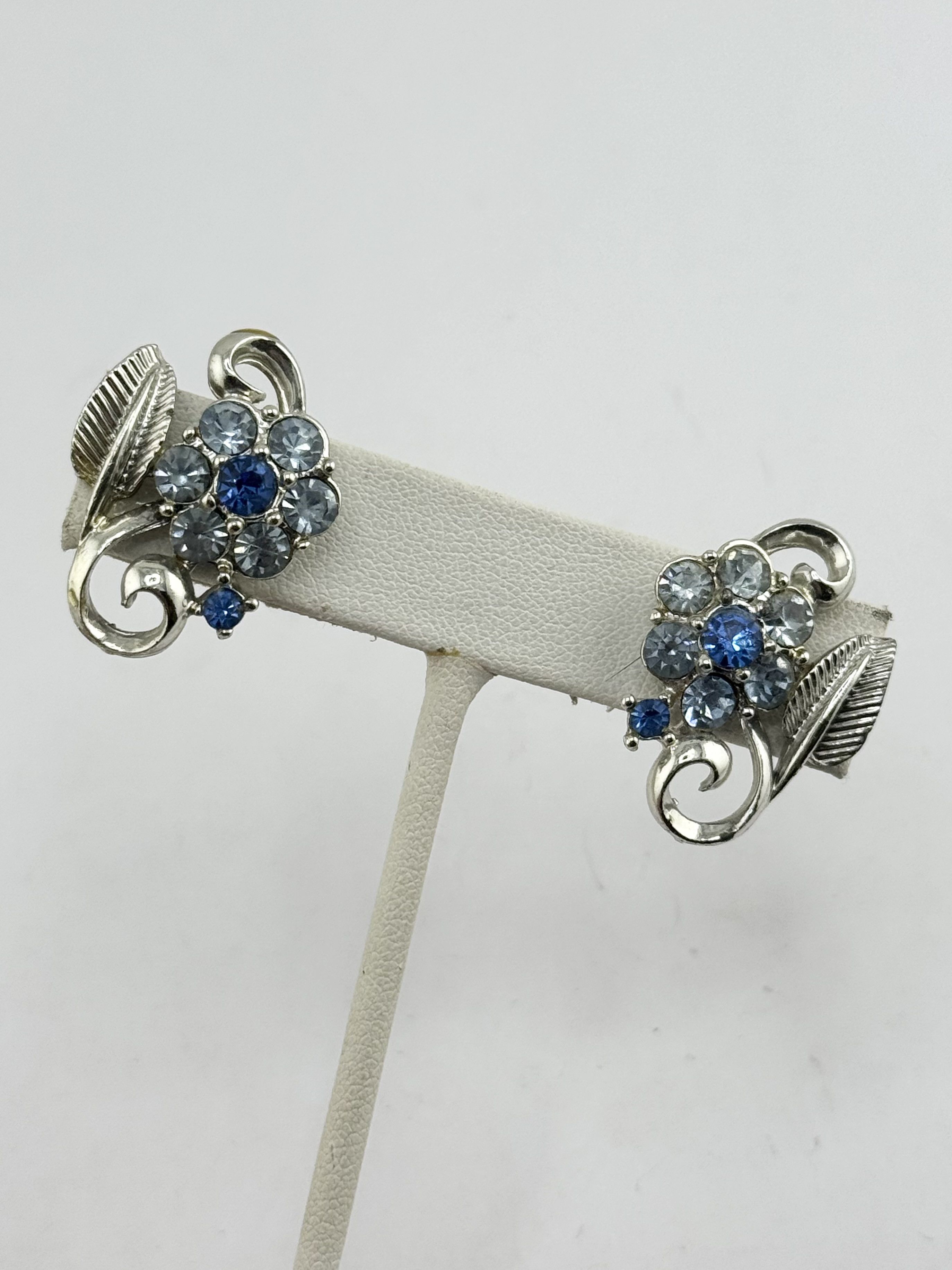 Vintage Vintage Coro blue rhinestone flower screw back earrings Size ONE SIZE - 1 Thumbnail