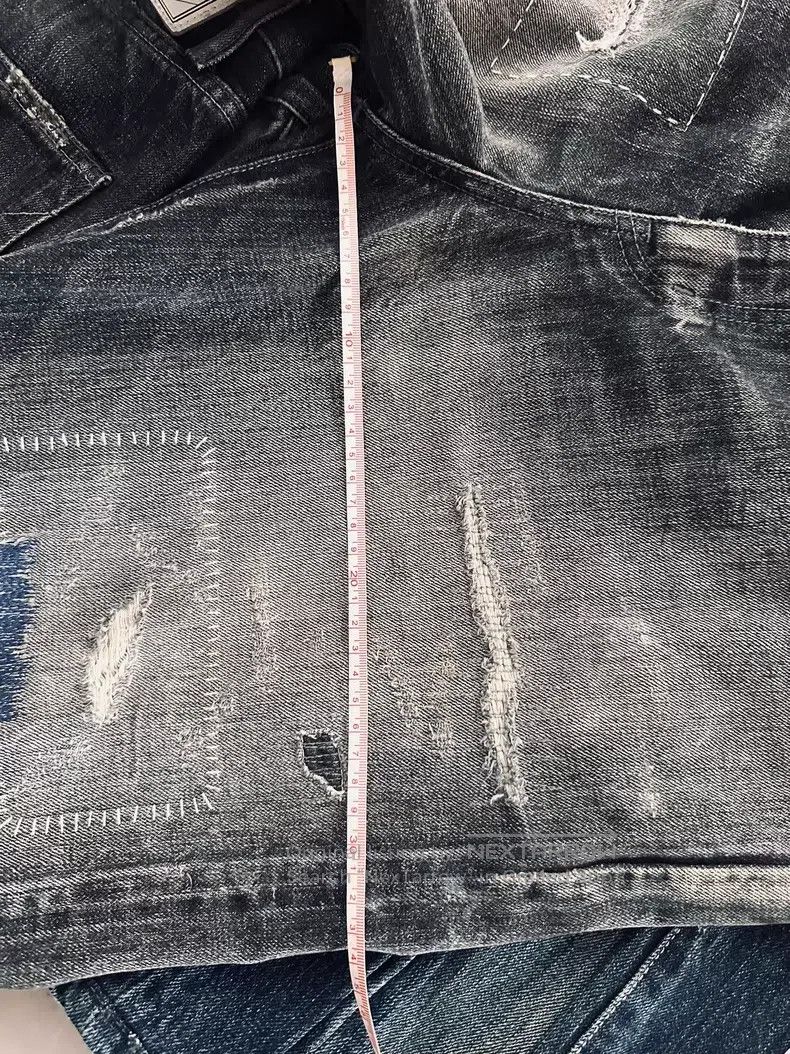 Neighborhood Neighborhood size L jeans Size US 27 - 9 Thumbnail