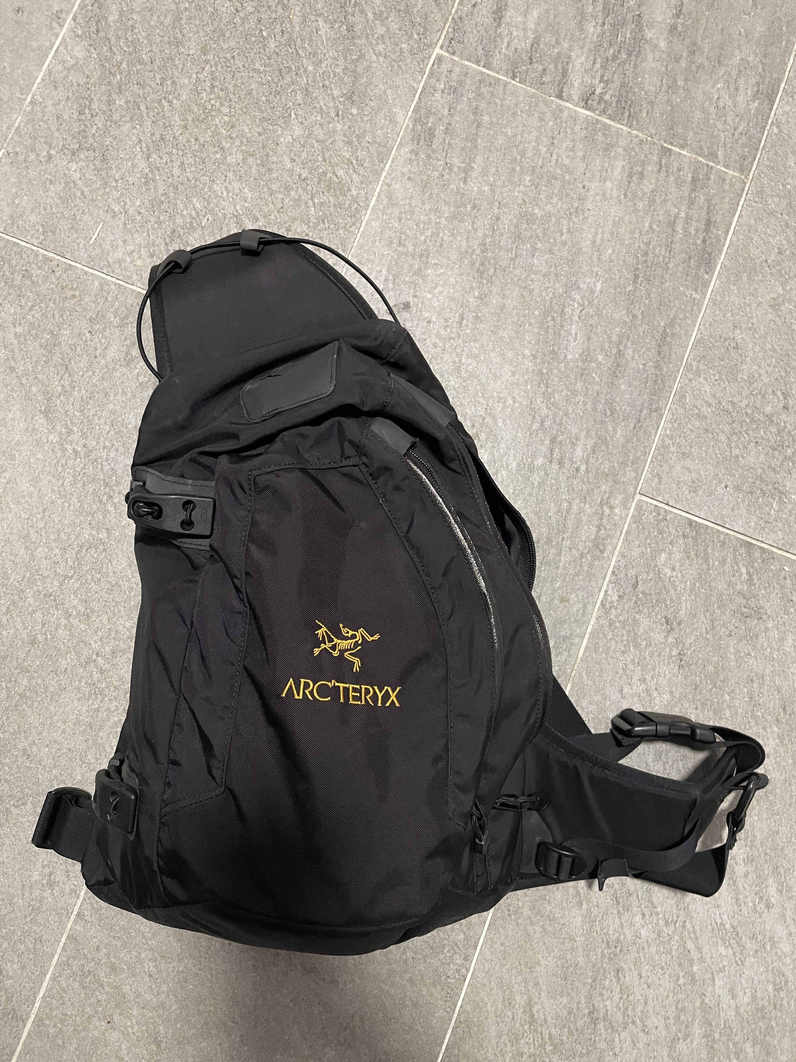 ARC'TERYX System A Black Quiver Crossbody Backpack Arc'teryx