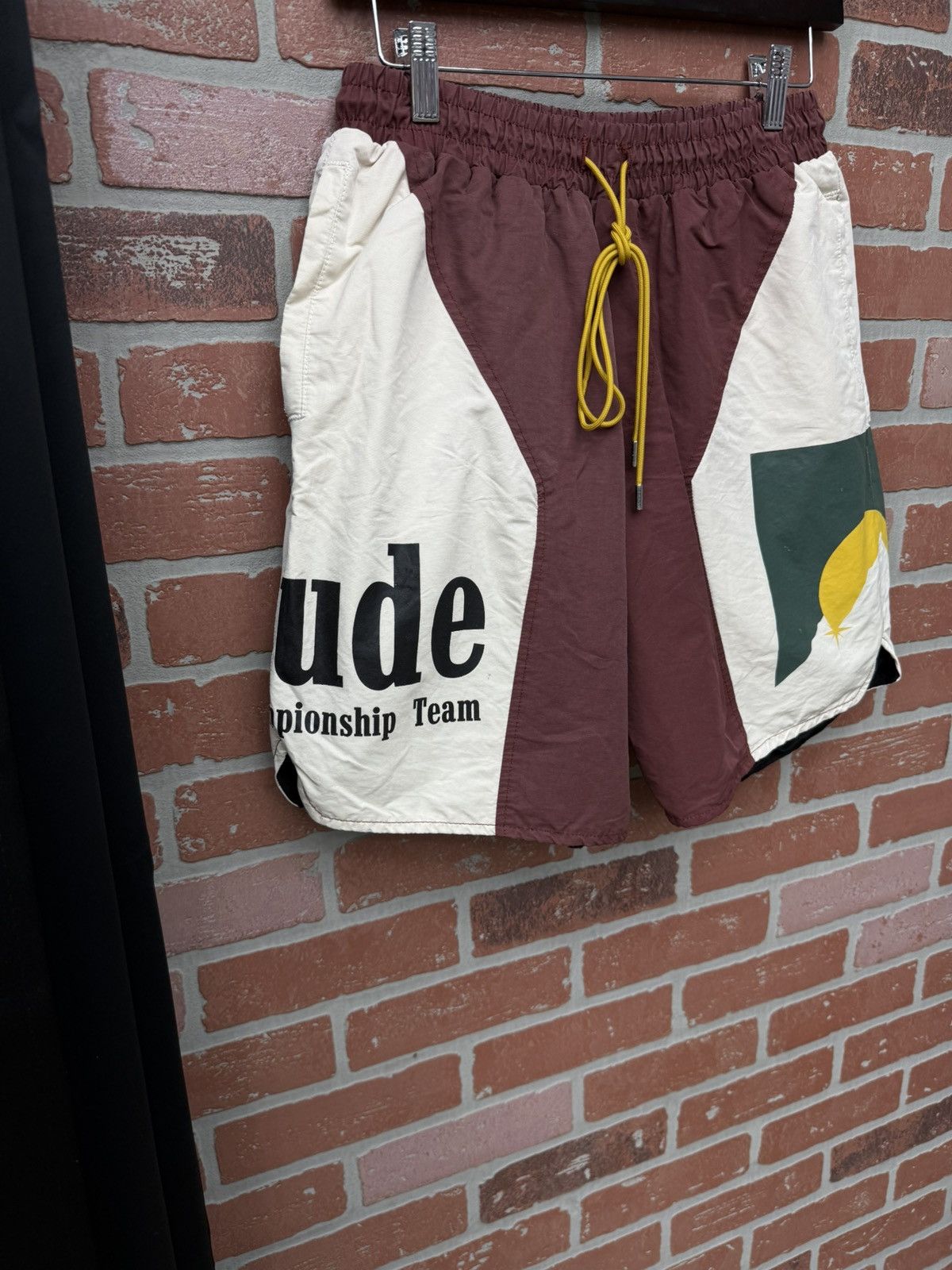 Rhude Medium Rhude Panel Logo shorts in a maroon Size US 32 / EU 48 - 2 Thumbnail