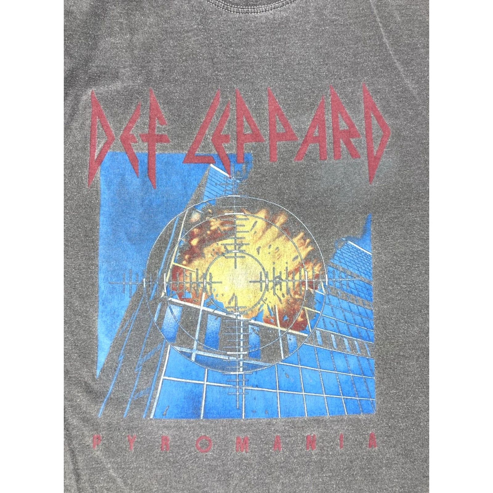 Vintage VINTAGE Def Leppard Pyromania Graphic T-shirt Women Medium Gray Short Sleeve Music Size M / US 6-8 / IT 42-44 - 2 Thumbnail