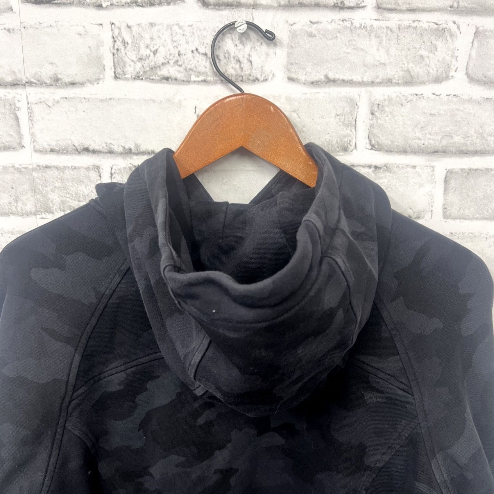Lululemon Lululemon Hoodie Womens Size S Black Camo Pullover Activewear Pullover Ladies S Black Camouflage Hoodie Size S / US 4 / IT 40 - 4 Thumbnail