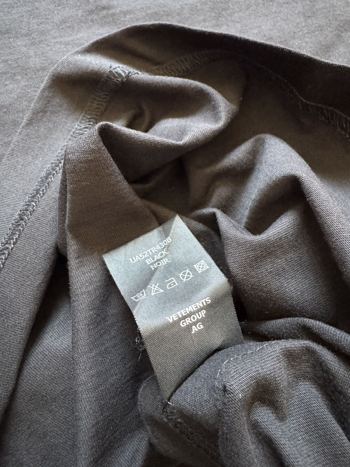 VTMNTS × Vetements Vetements Logo Tape Tee Black/Purple Medium Size US M / EU 48-50 / 2 - 12 Thumbnail