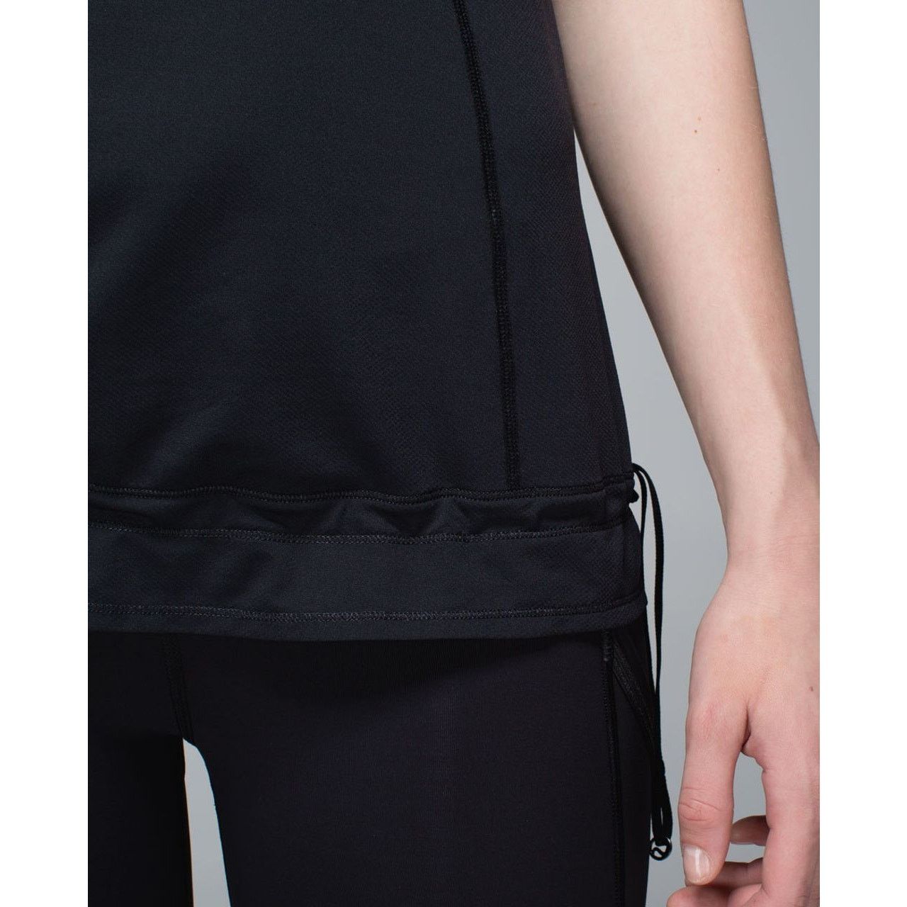 Lululemon EUC Lululemon Run: Ta Ta Topper Top Sz. 6 Pretty Palm Black Size M / US 6-8 / IT 42-44 - 7 Thumbnail