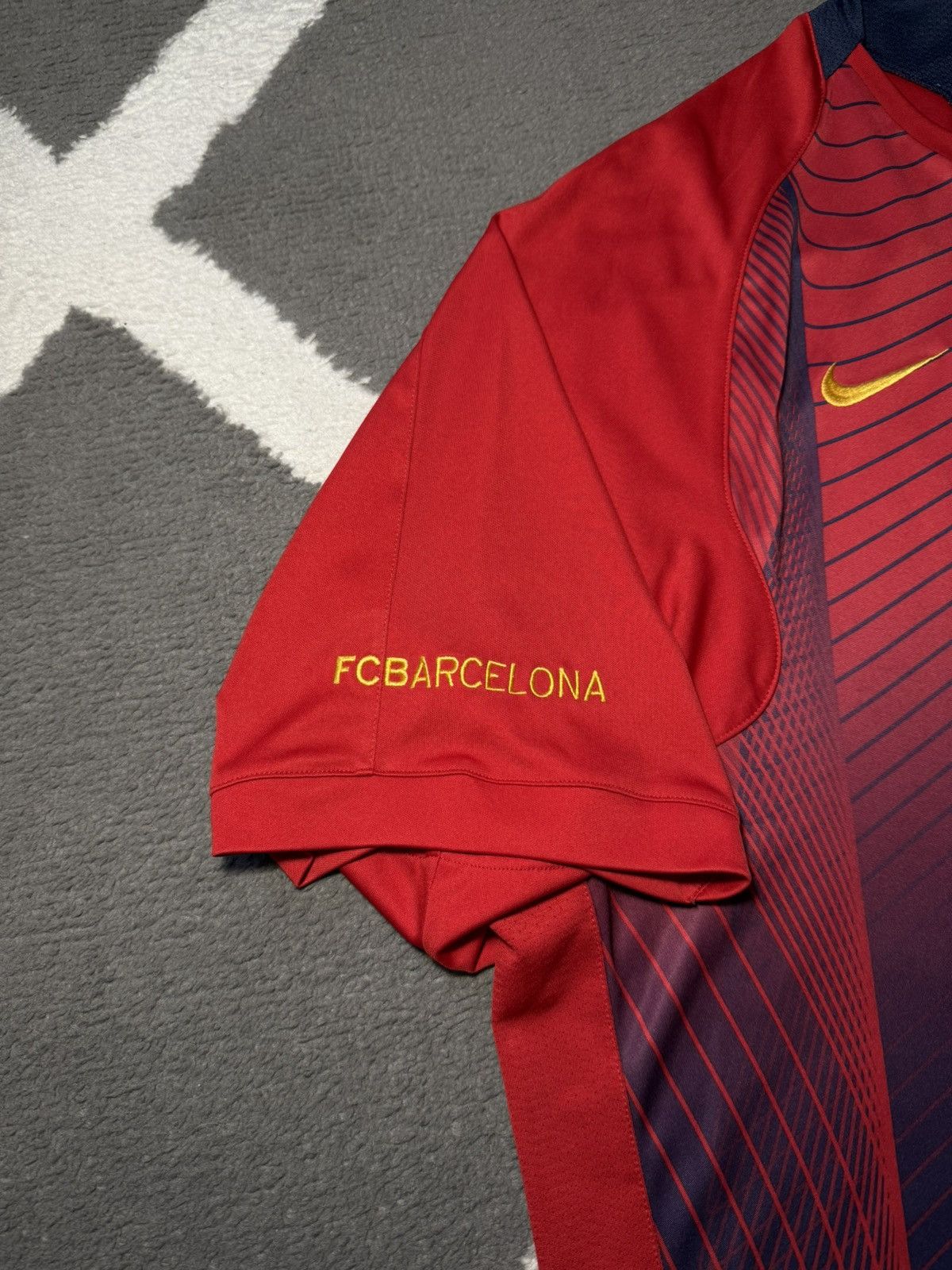 Nike Nike FC Barcelona Y2K Retro 2006-07 Training T-Shirt Jersey Size US L / EU 52-54 / 3 - 12 Thumbnail