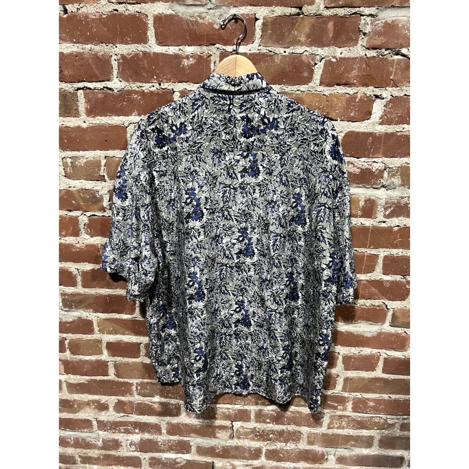 Vintage VINTAGE Silk Uomo Mens Shirt Silk Blue Floral Pattern Button-Up, Size Large, Short Sleeve, Regular Fit Size US L / EU 52-54 / 3 - 2 Thumbnail
