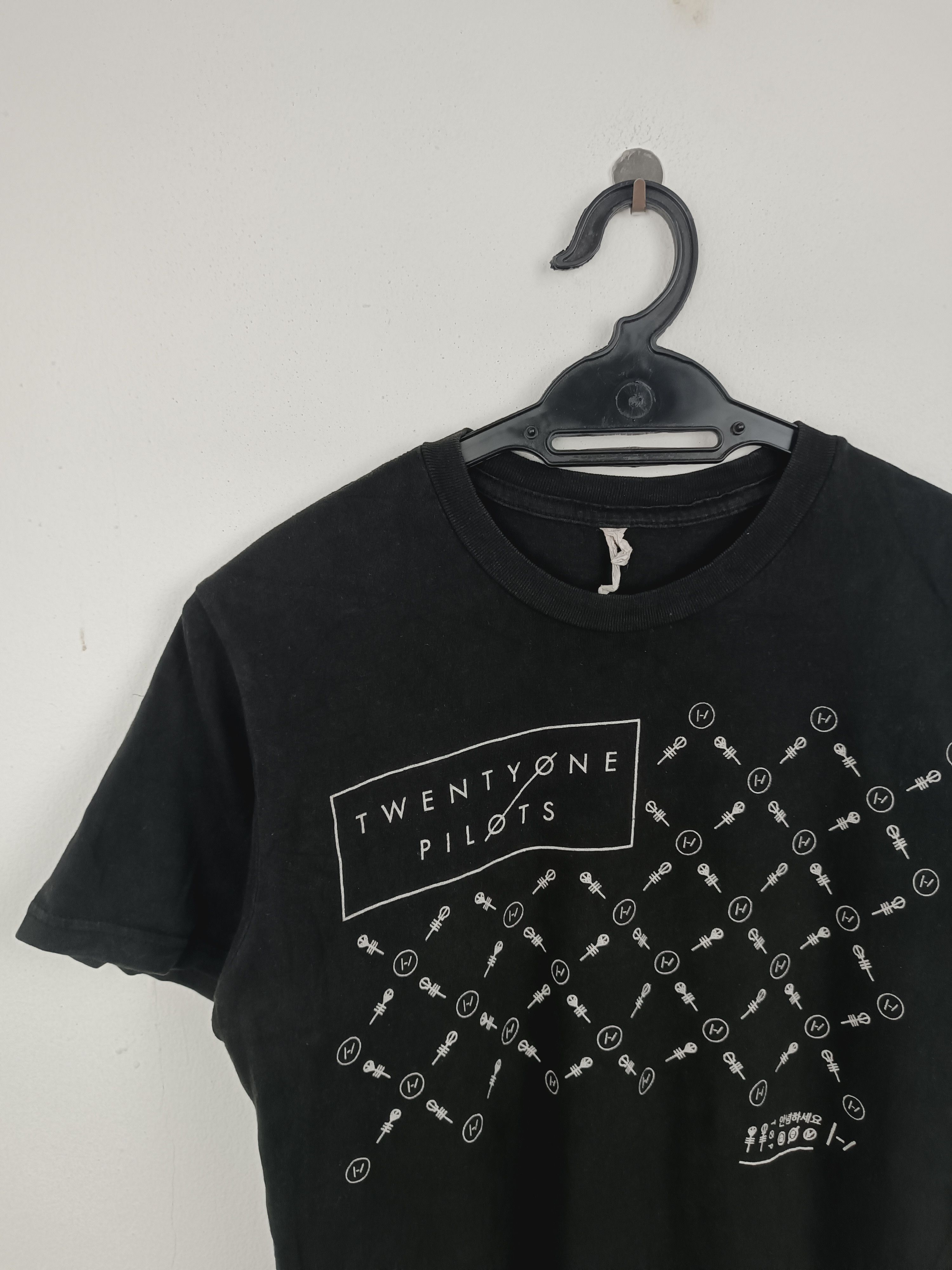 Band Tees VINTAGE TWENTY ONE PILOTS 21 TEE rock band rap linkin park Size US S / EU 44-46 / 1 - 5 Thumbnail