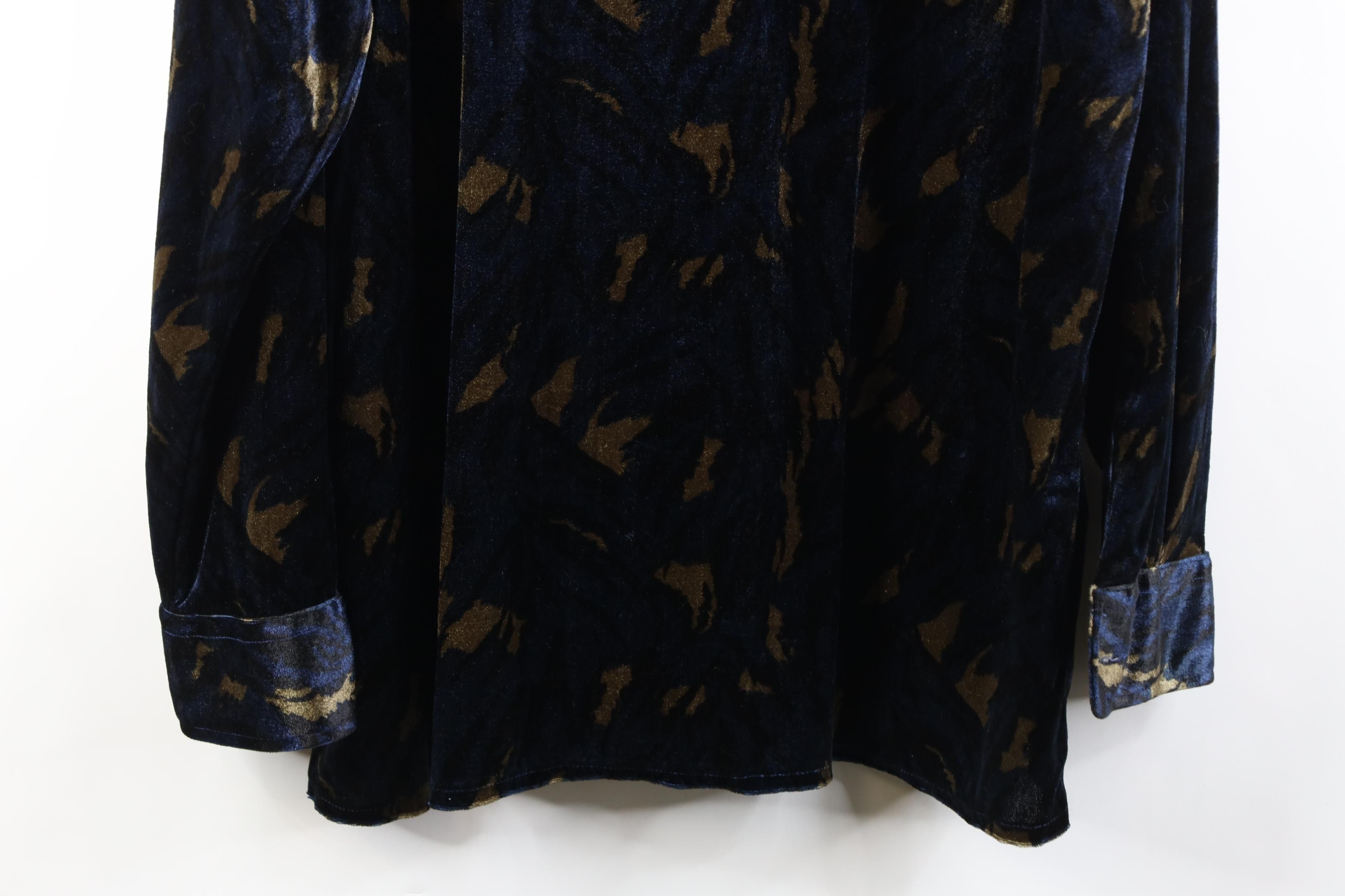 Vintage Vintage 90s Streetwear Tiger Velour Collared Button Shirt Size US XL / EU 56 / 4 - 11 Thumbnail