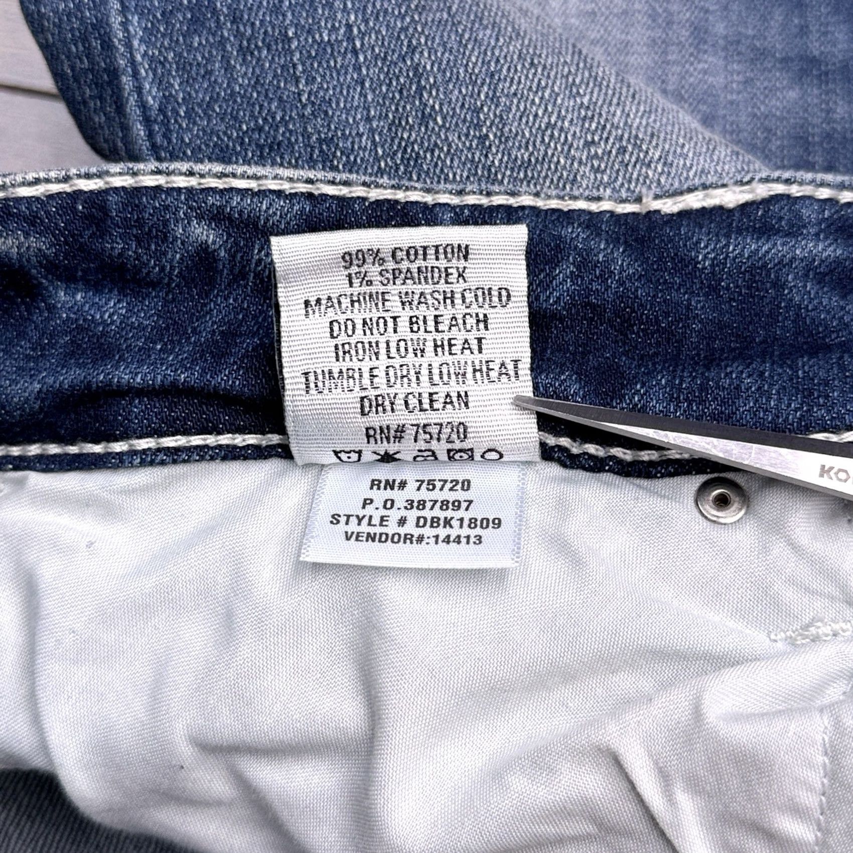 Vintage Daytrip Jeans Womens 26 Curvy Fit Mid Rise Stretch Denim Zip Button 5-Pocket Distressed Blue 26 in Inseam 21 Cropped Size 26" / US 2 / IT 38 - 7 Thumbnail
