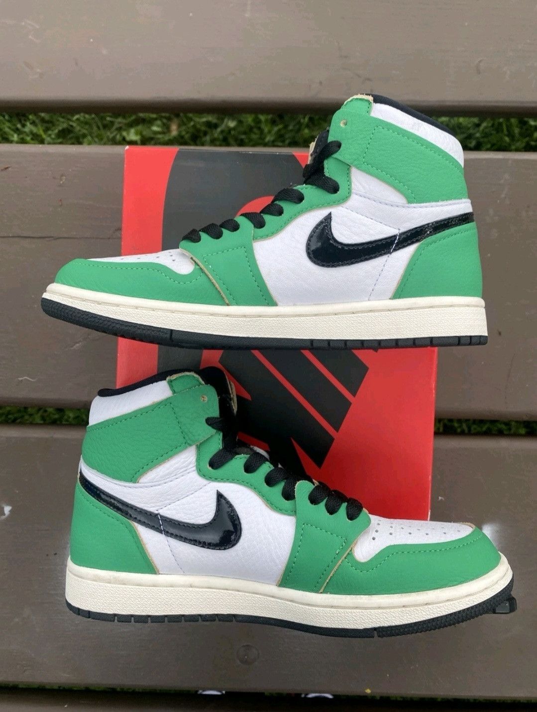 Jordan Brand Wmns Nike Air Jordan Retro 1 High OG Lucky Green Size 6 Size US 6 / IT 36 - 4 Thumbnail
