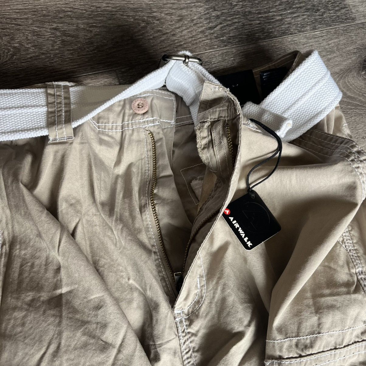 Airwalk New Vintage 2000s Airwalk Cargo Belted Skater Baggy Shorts Size US 32 / EU 48 - 9 Thumbnail