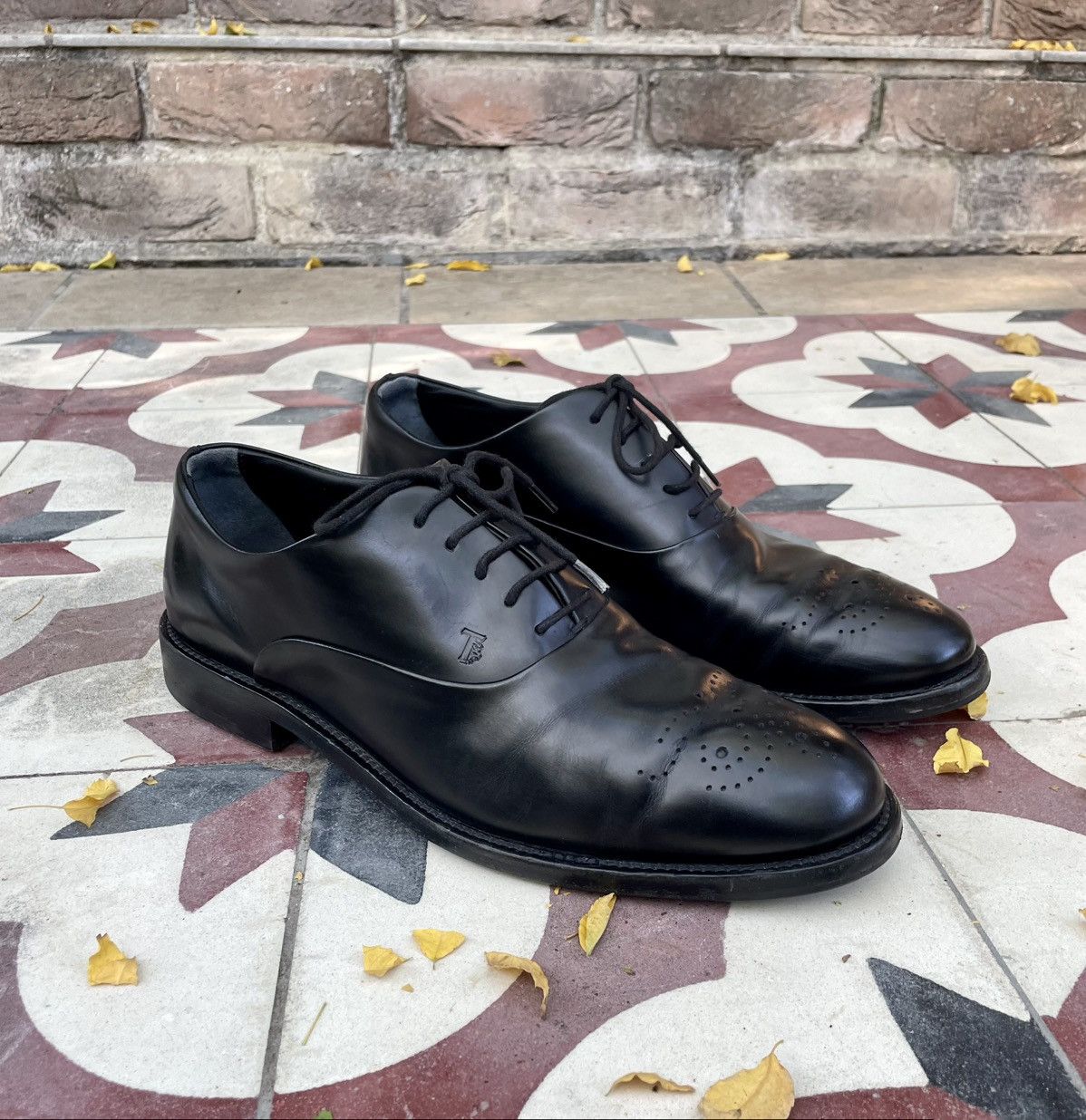 Gorgeous vintage Tod’s Black Leather Lace up Loafers