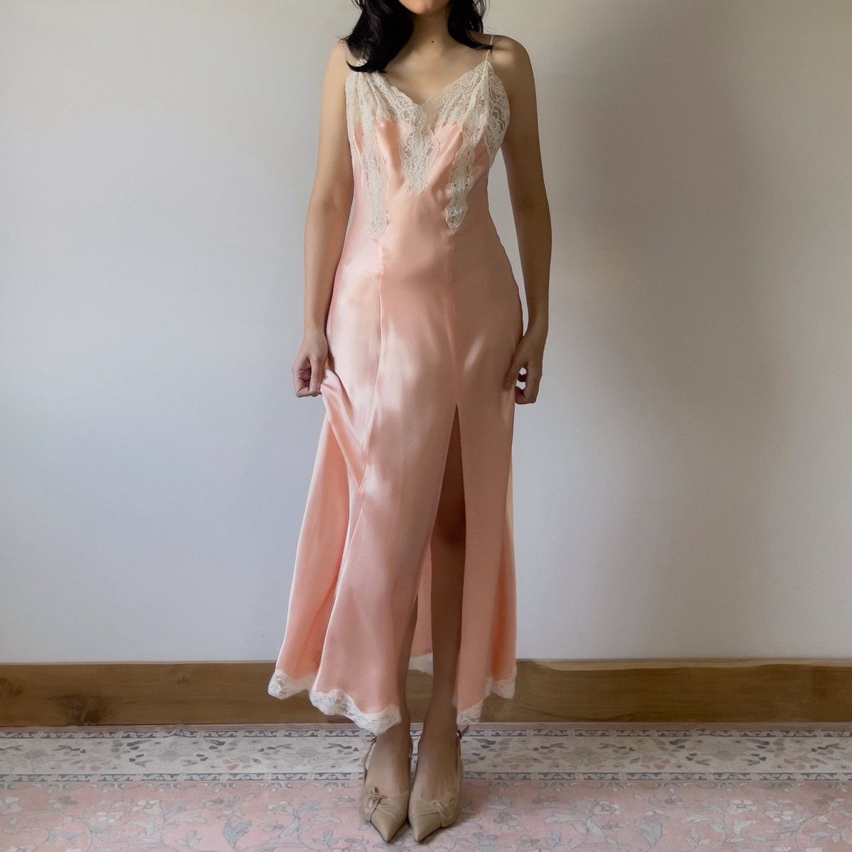Victoria's Secret Victoria’s Secret 1990s Peach Satin & Lace Slip Gown (S–M) Size S / US 4 / IT 40 - 9 Thumbnail
